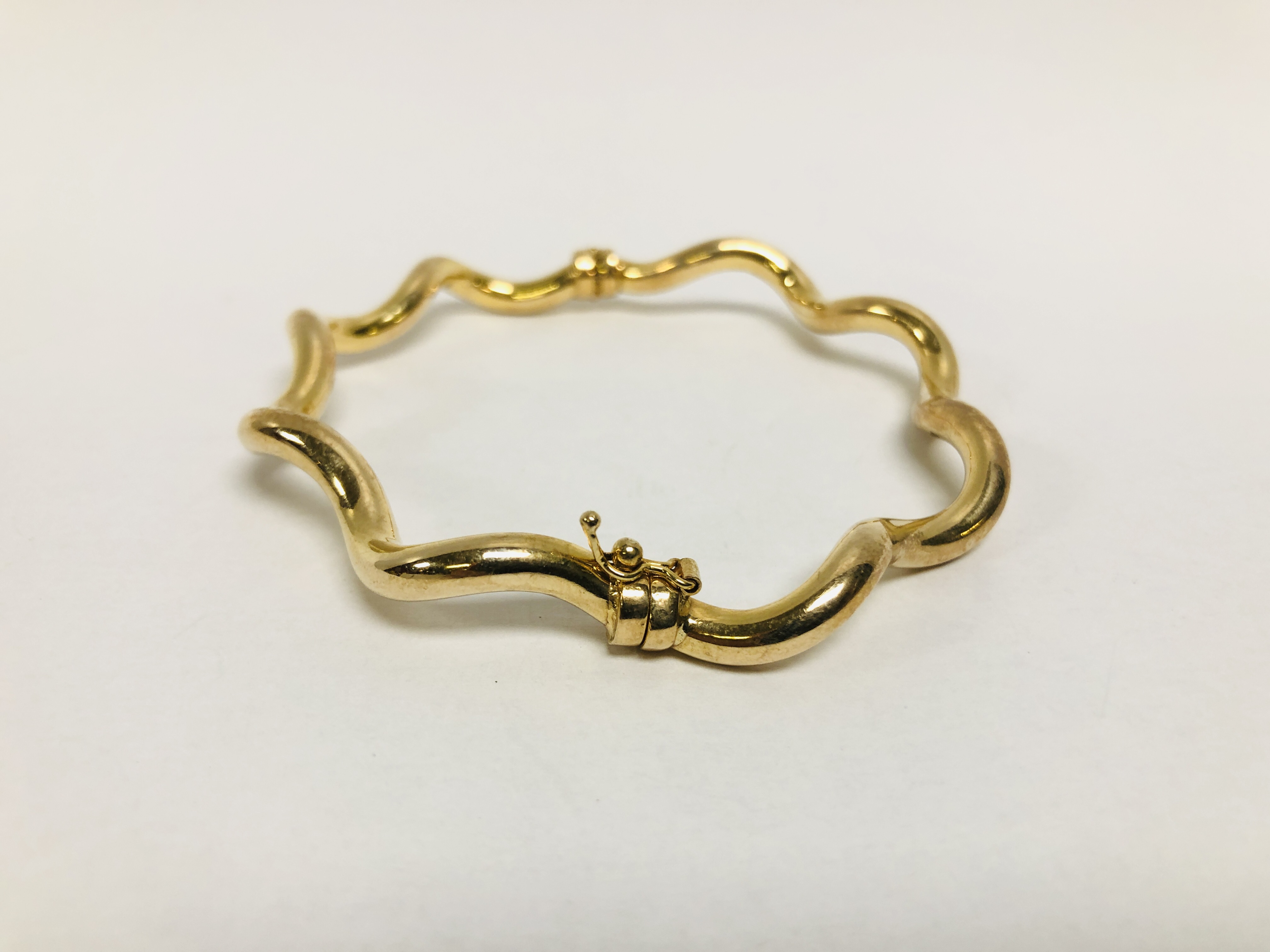 9CT GOLD BANGLE WITH SAFETY CATCH - Image 3 of 7