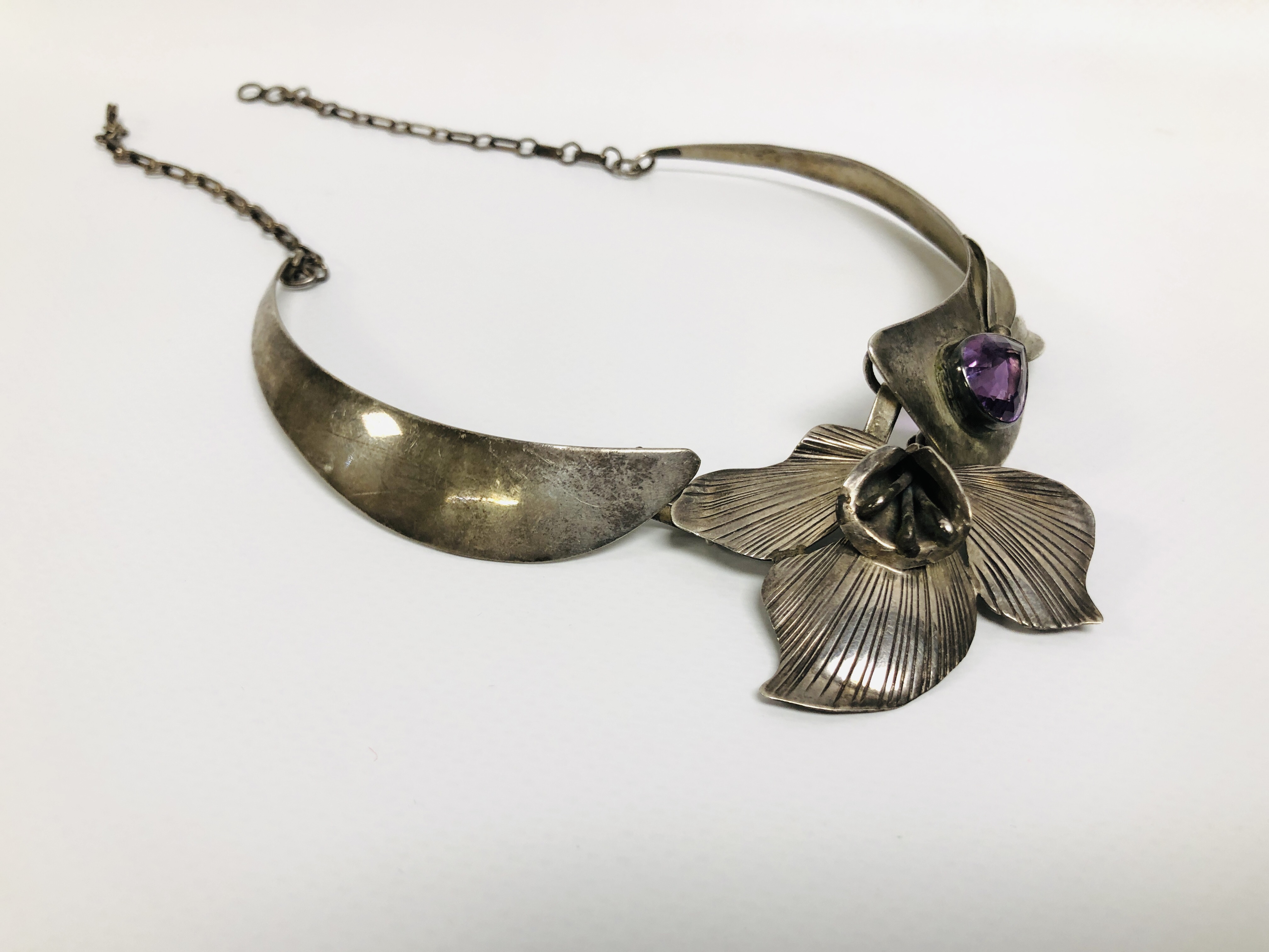 DESIGNER SILVER CHOKER STYLE NECKLACE IN THE NOUVEAU STYLE MARKED "SUNRISE". - Image 2 of 9