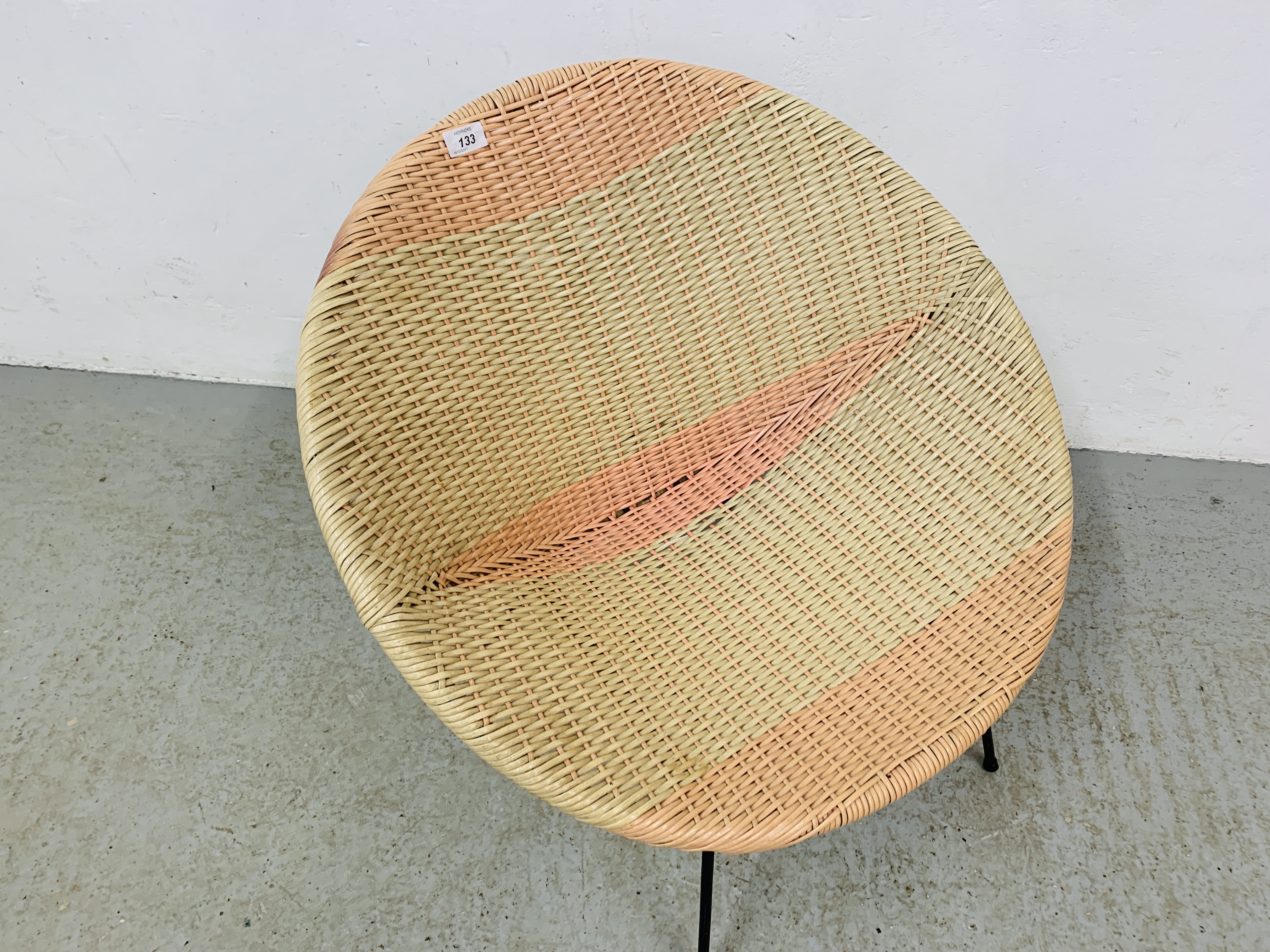 A RETRO 1960'S CIRCULAR CHAIR - Image 2 of 7