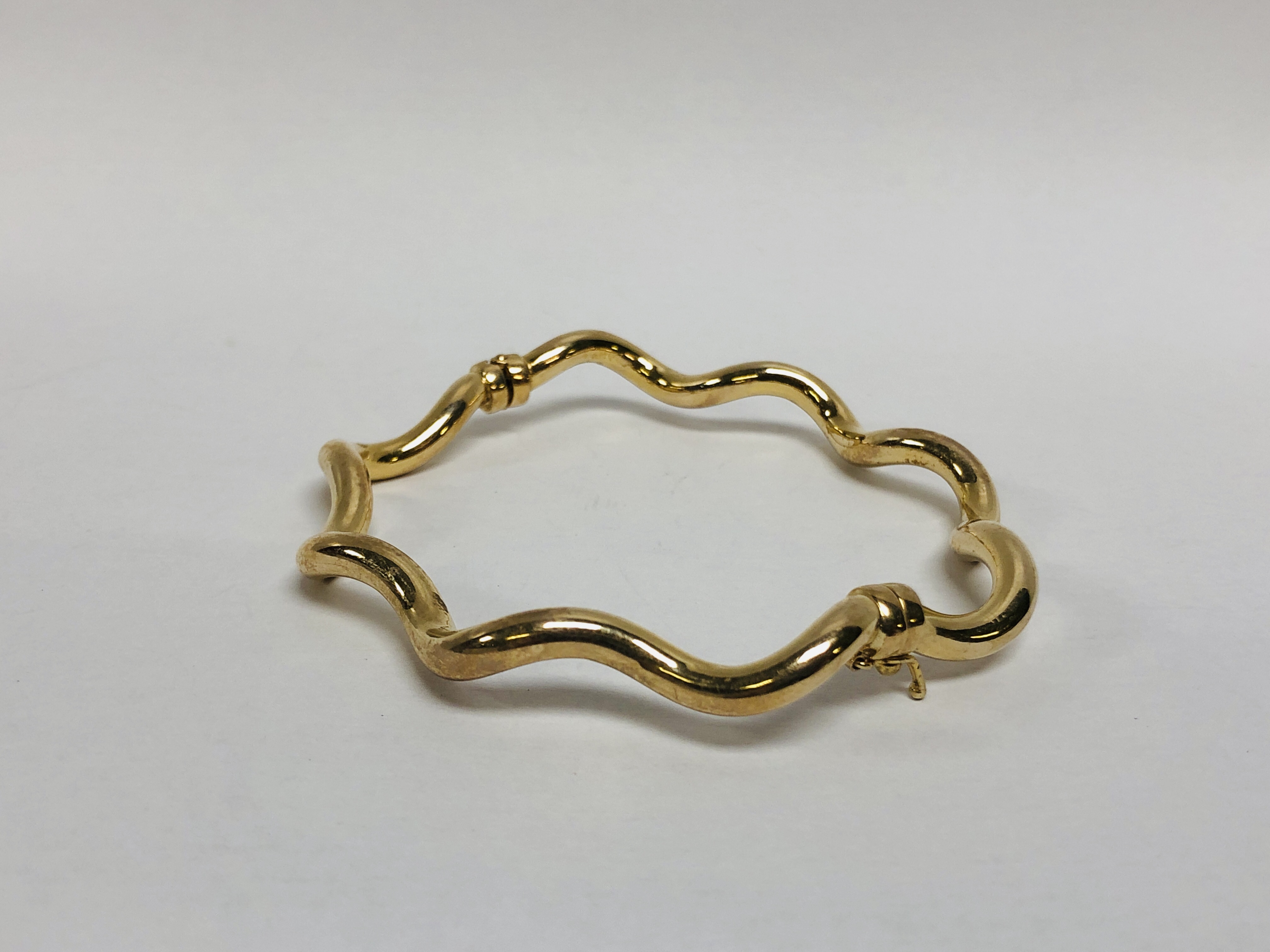9CT GOLD BANGLE WITH SAFETY CATCH - Image 6 of 7