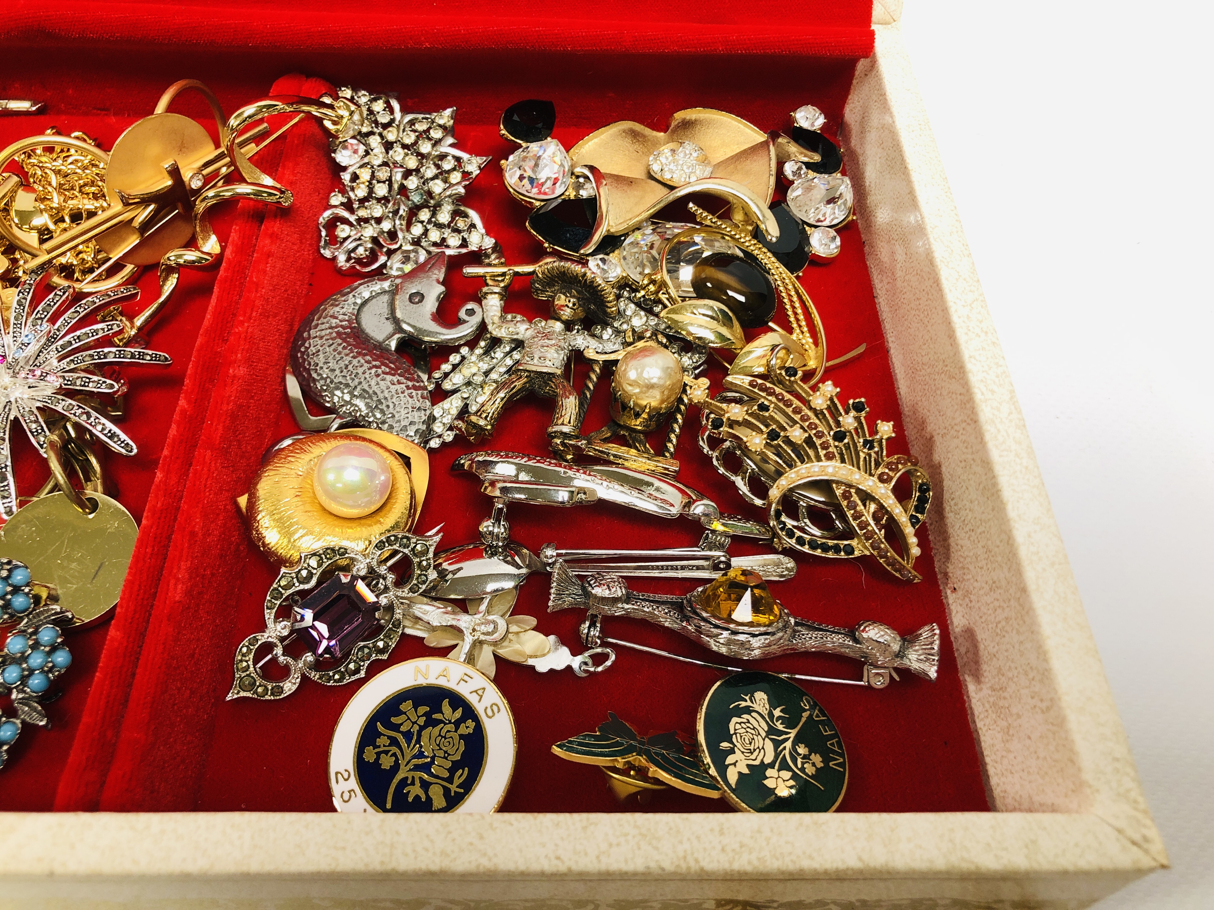 JEWELLERY BOX AND CONTENTS TO INCLUDE VARIOUS BROOCHES, ENAMELLED POPPY BROOCHES AND NECKLACE, - Image 2 of 7