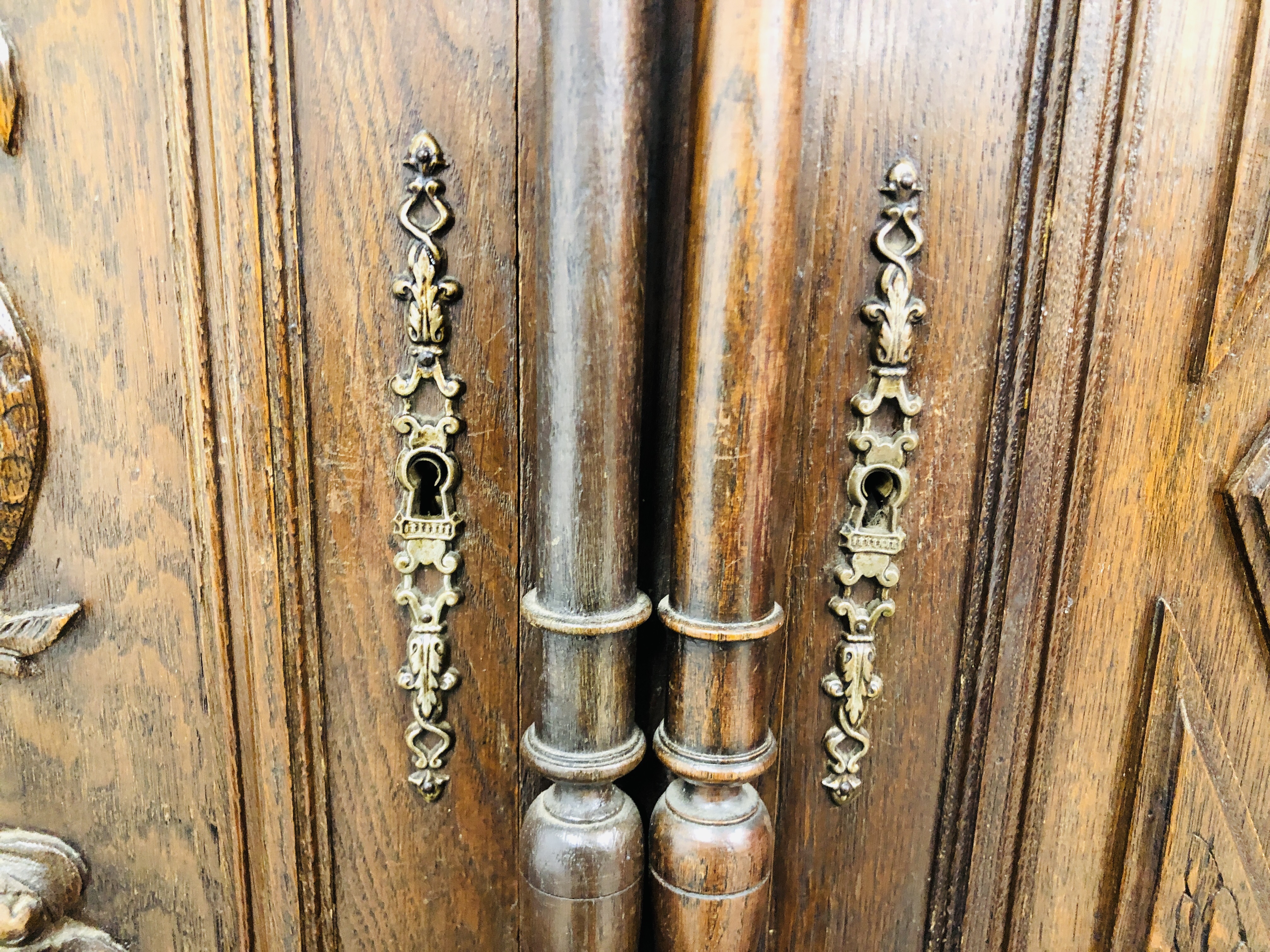 A FRENCH OAK DRESSER, THE UPPER SECTION HAVING THREE PANELLED DOORS, - Image 26 of 30