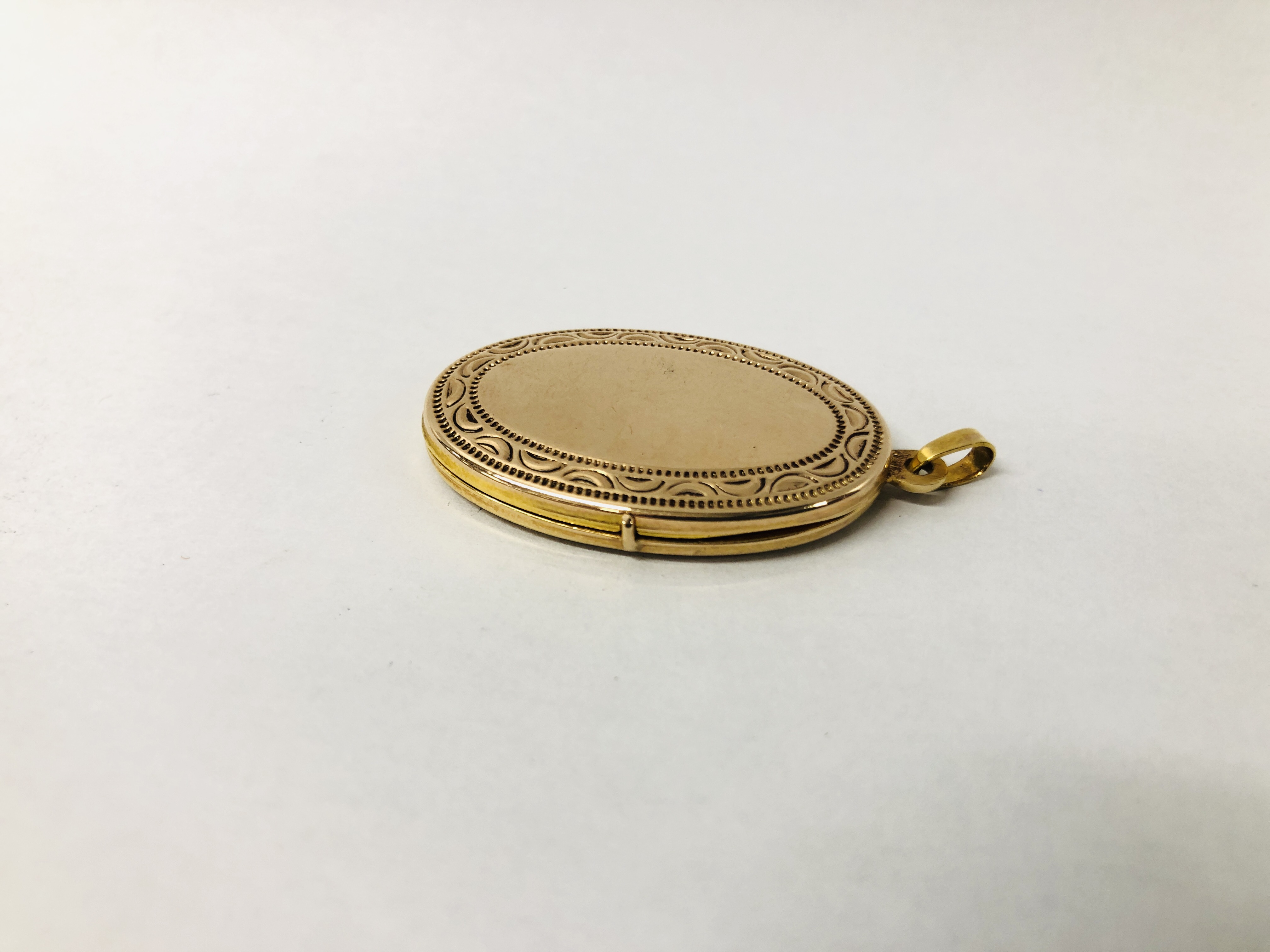 A 9CT HINGED OVAL LOCKET - HEIGHT 35MM - Image 3 of 8