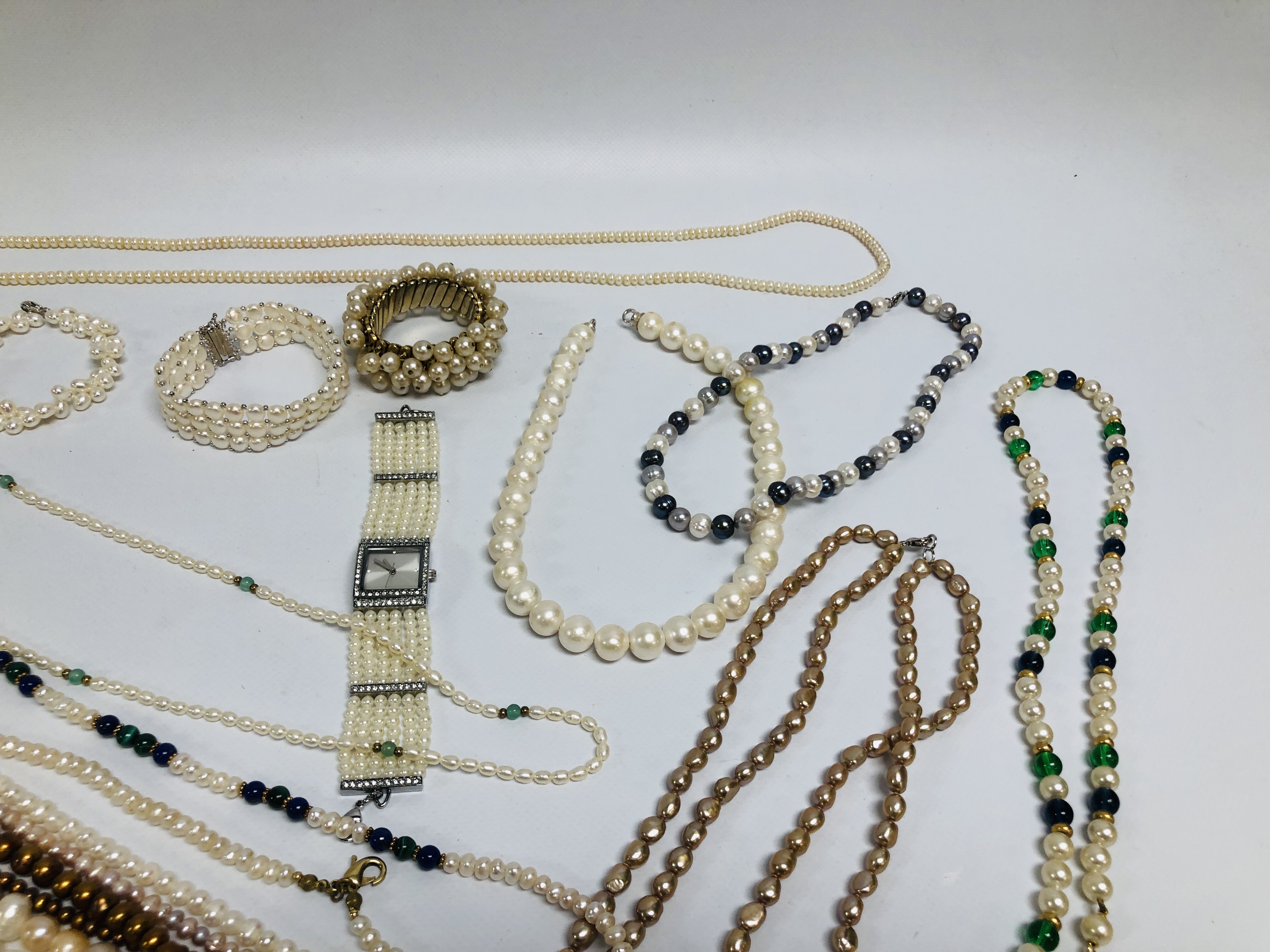 A GROUP OF MODERN BEADED NECKLACES, - Image 5 of 9