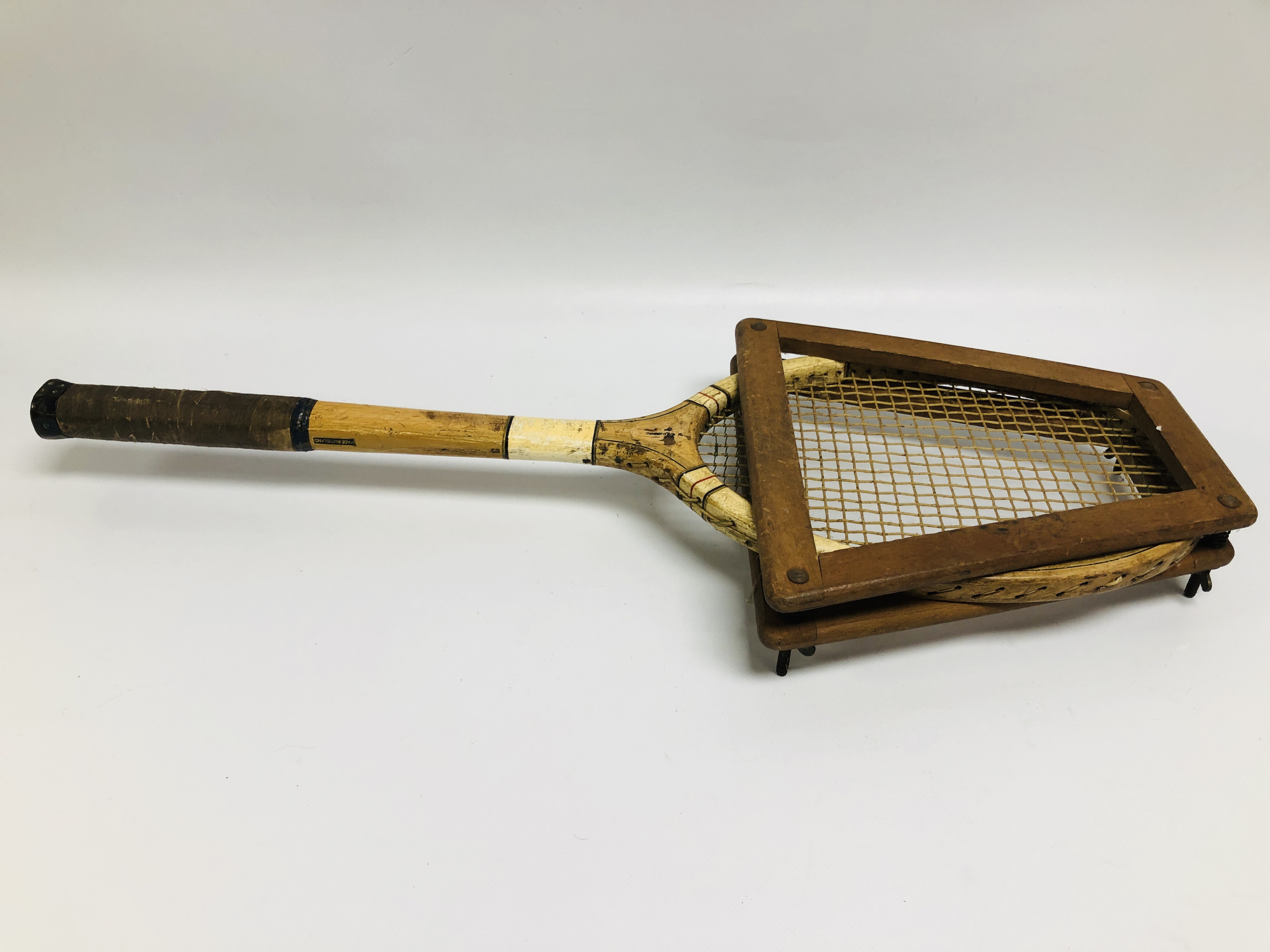 3 X VINTAGE WOODEN TENNIS RACKETS TO INCLUDE GRAYS CAMBRIDGE TREBLE BLUE, 2 X DUNLOP, - Image 15 of 16