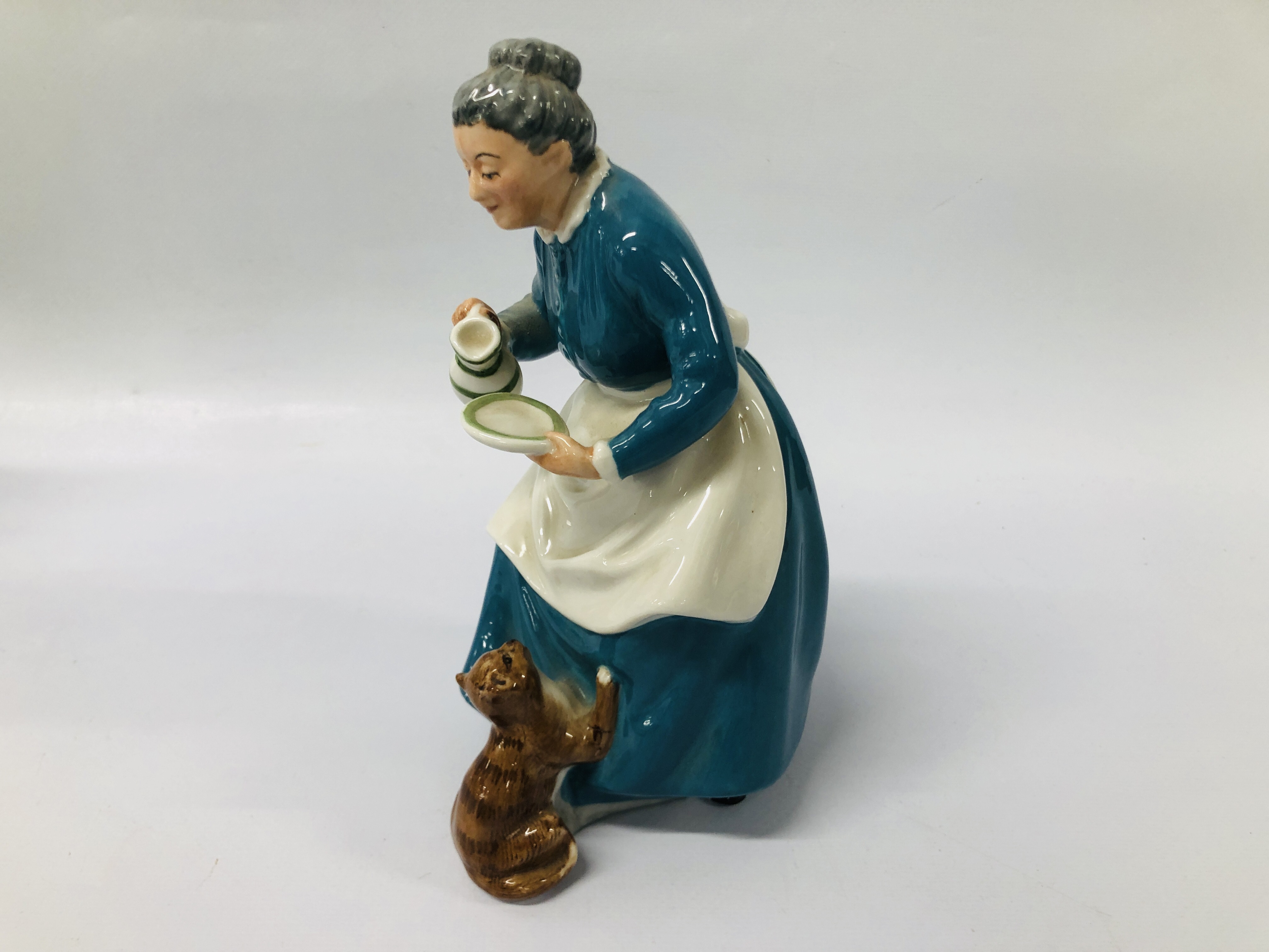 2 X ROYAL DOULTON FIGURINES TO INCLUDE ELEGANCE HN 2264 AND THE FAVOURITE HN 2249. - Image 4 of 9