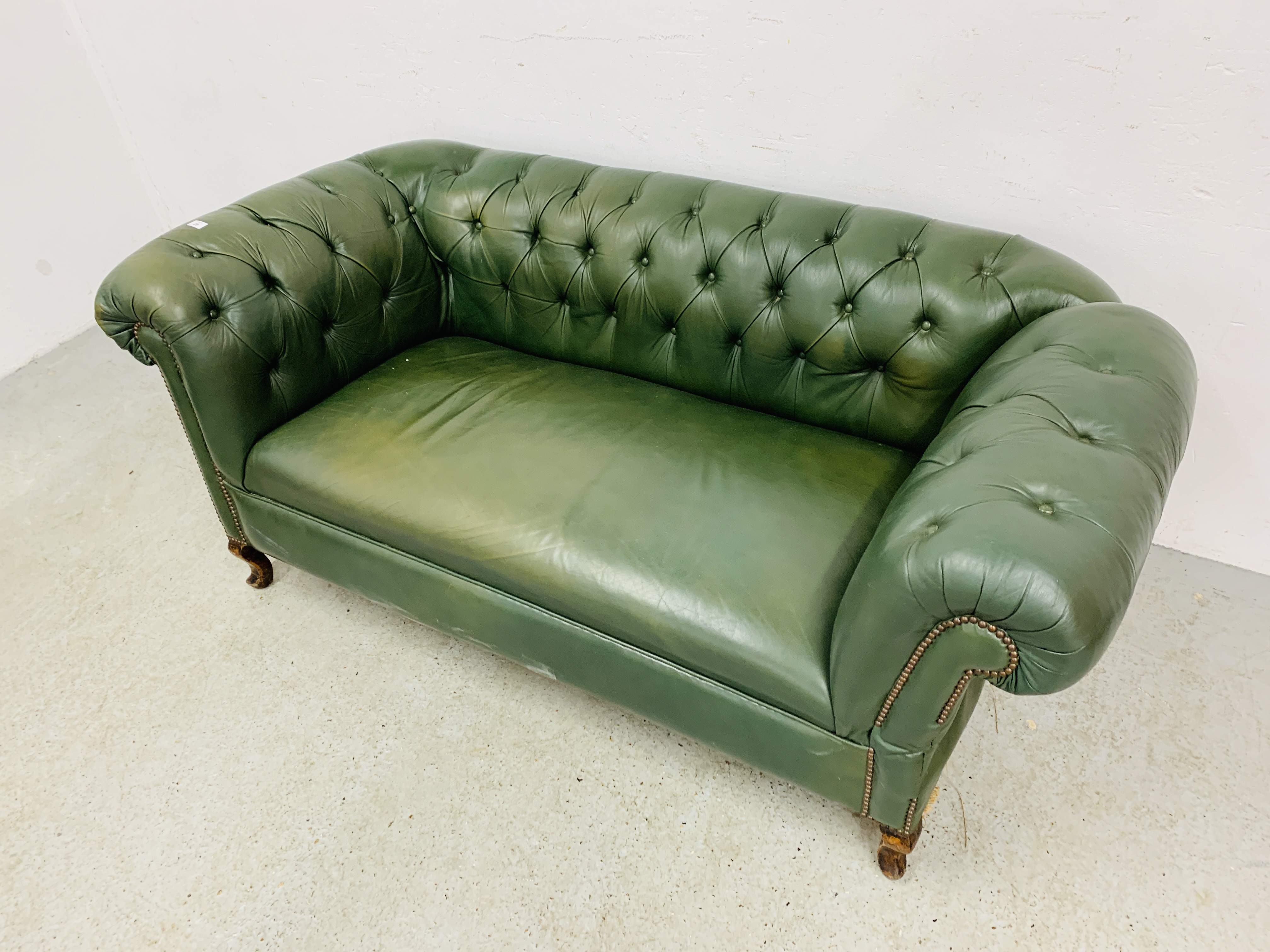 A GREEN LEATHER BUTTON BACK DROP END CHESTERFIELD STYLE SOFA WITH FOOT STOOL. - Image 3 of 13