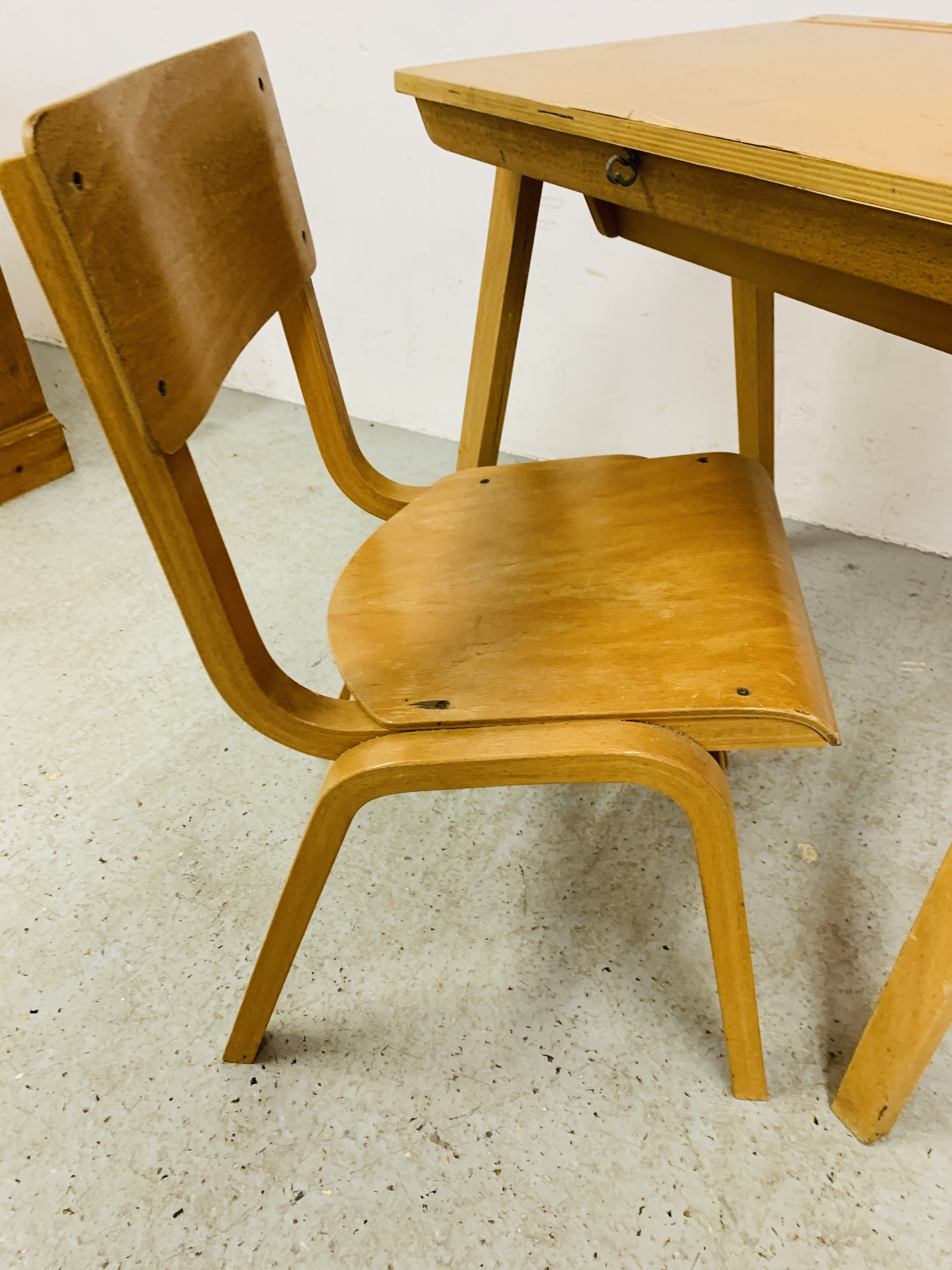 A SMALL CHILD'S DESK AND MATCHING CHAIR - Image 4 of 8
