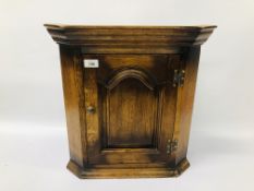 A SMALL OAK REPRODUCTION WALL MOUNTED CORNER CABINET