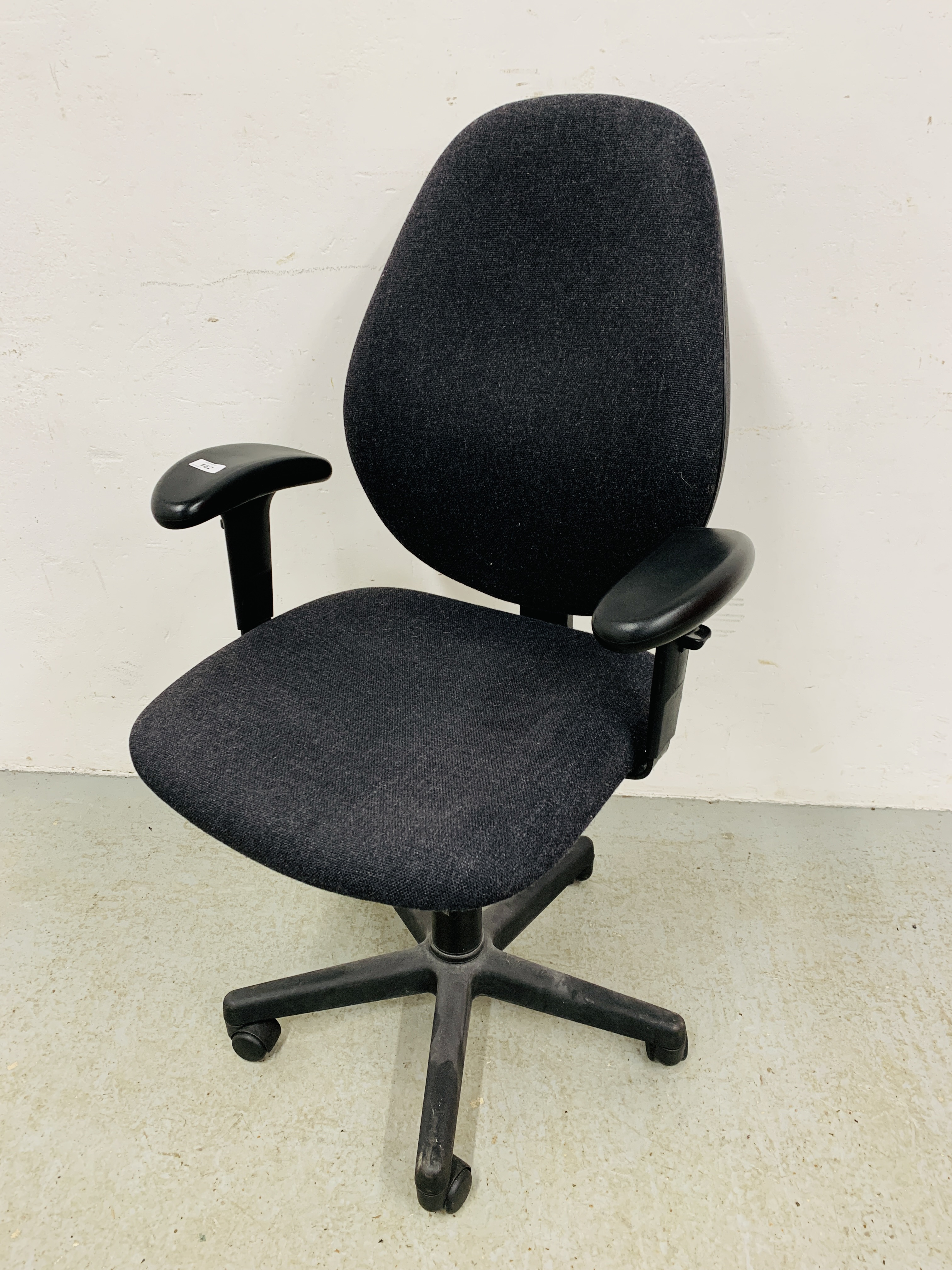 A GOOD QUALITY MODERN REVOLVING OFFICE CHAIR