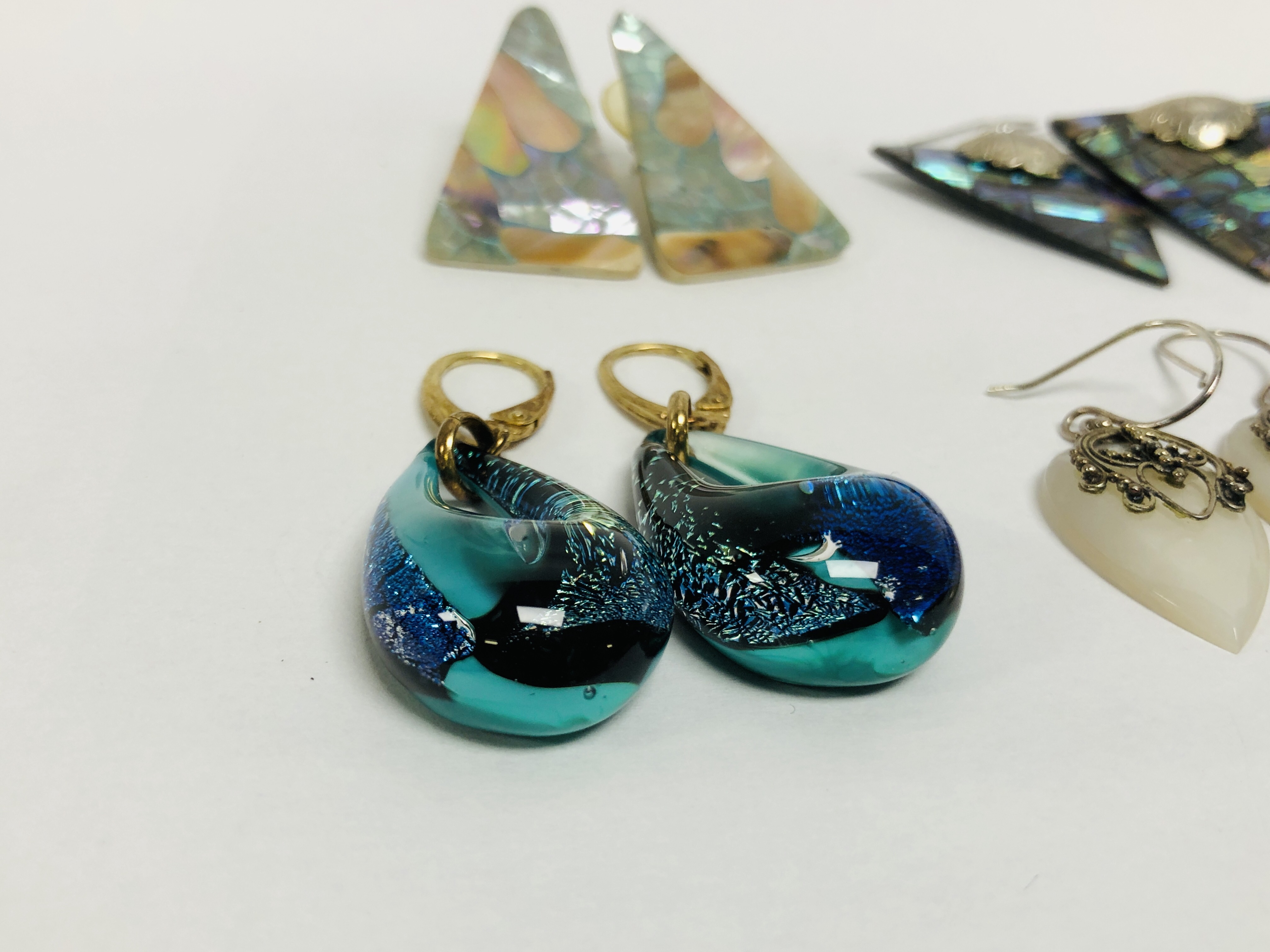 6 X PAIRS OF DESIGNER EARRINGS TO INCLUDE ABOLONE AND MURANO - Image 2 of 8