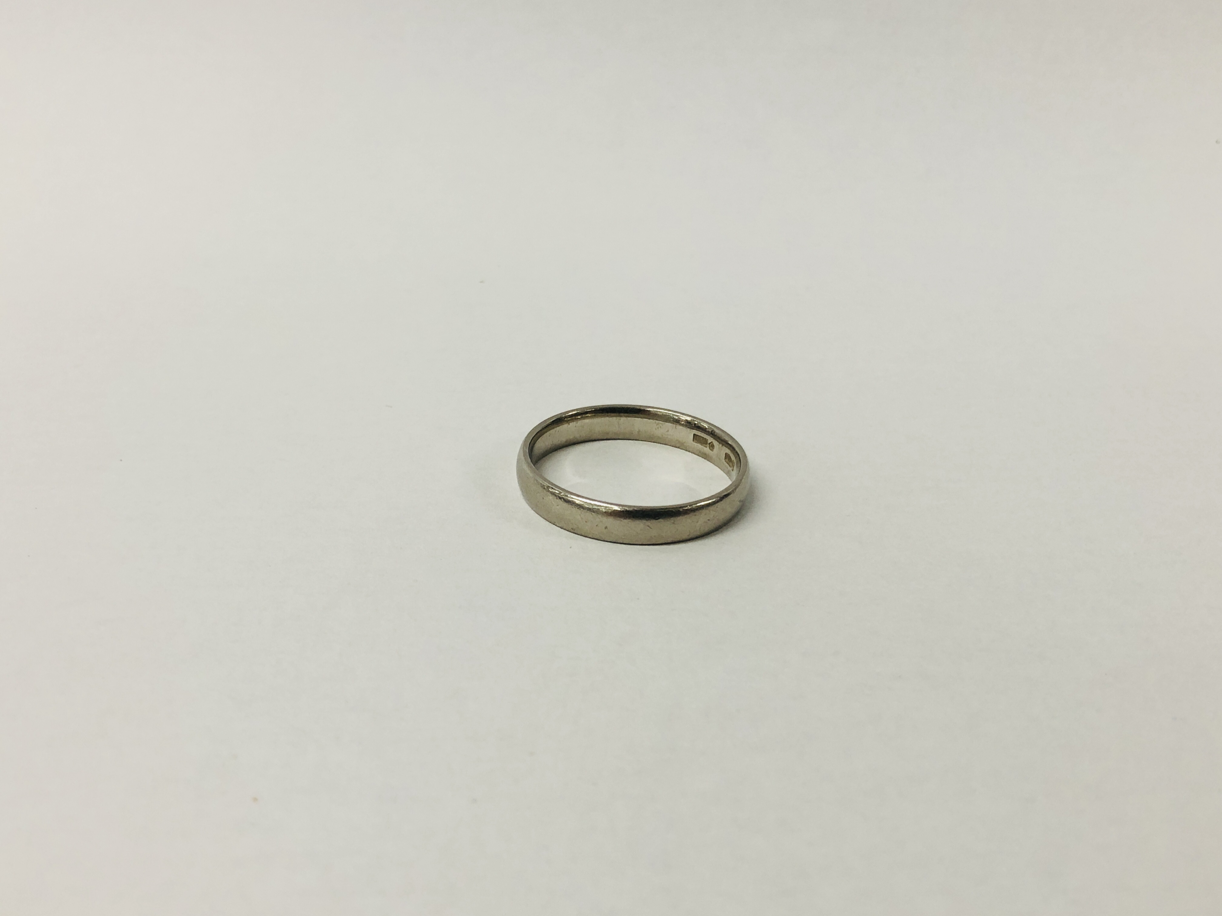 PLATINUM WEDDING BAND SIZE S