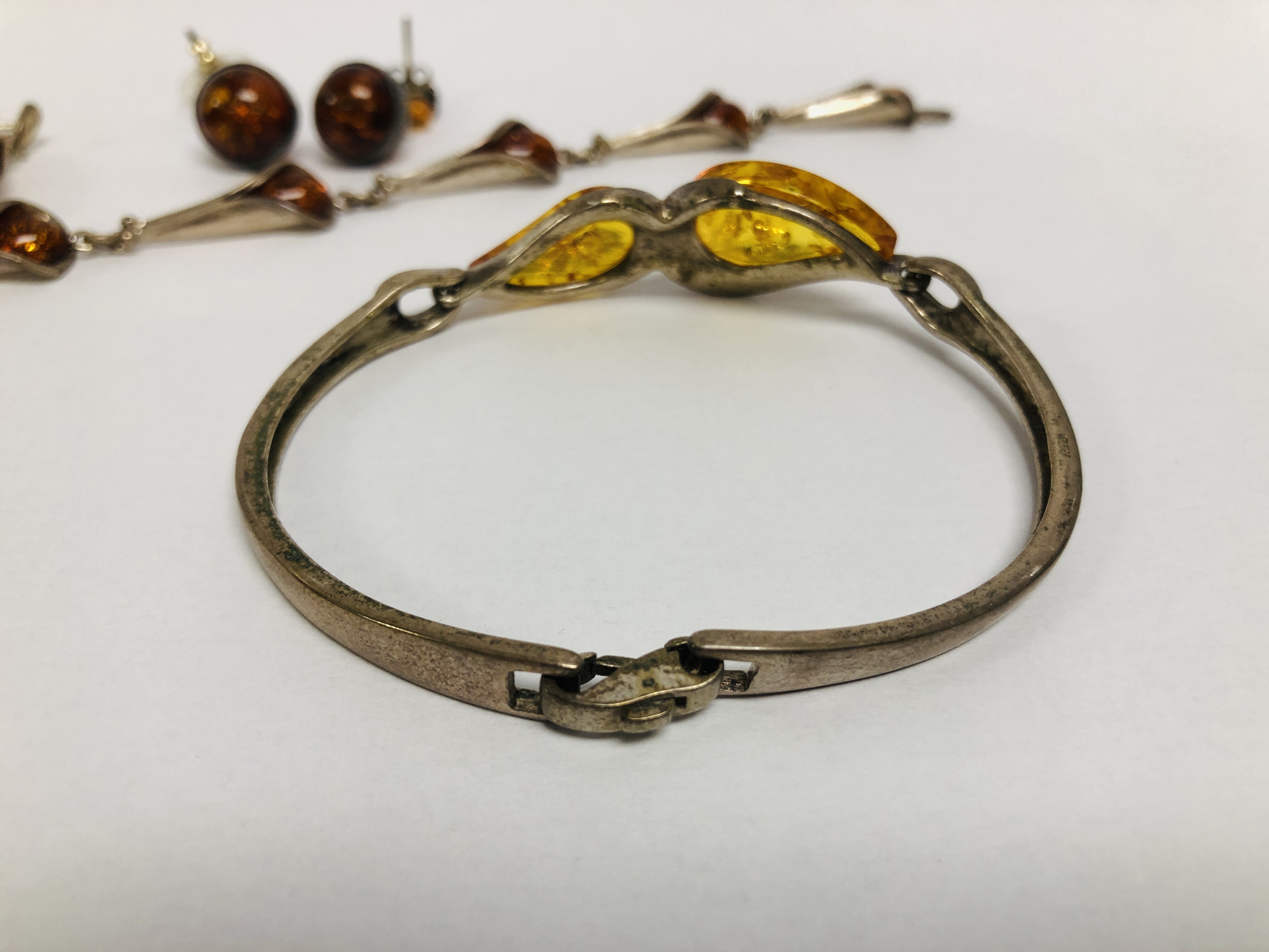 COLLECTION OF DESIGNER WHITE METAL AND SILVER AMBER SET JEWELLERY TO INCLUDE 2 X BRACELETS AND 2 X - Image 3 of 10