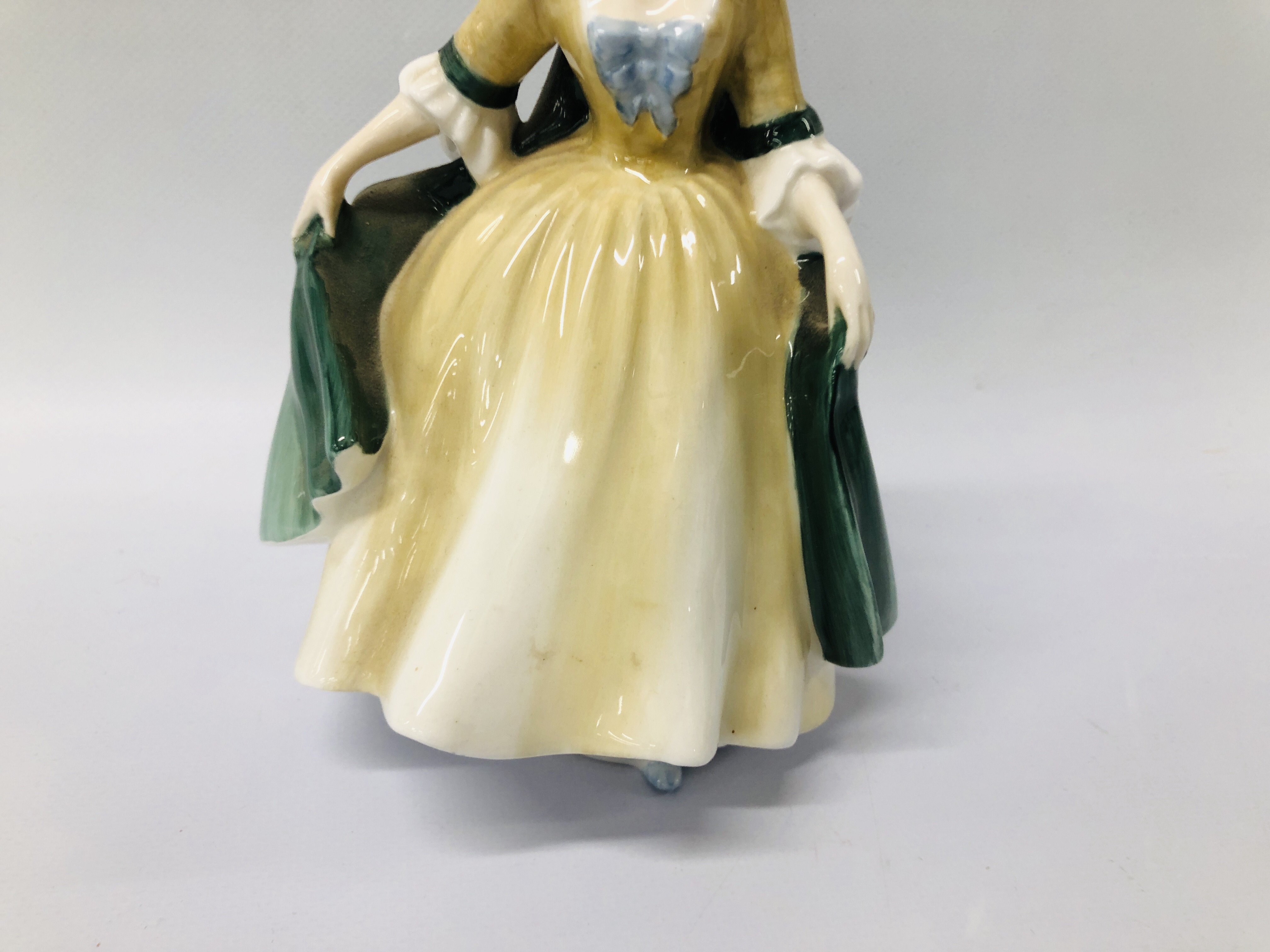 2 X ROYAL DOULTON FIGURINES TO INCLUDE ELEGANCE HN 2264 AND THE FAVOURITE HN 2249. - Image 7 of 9