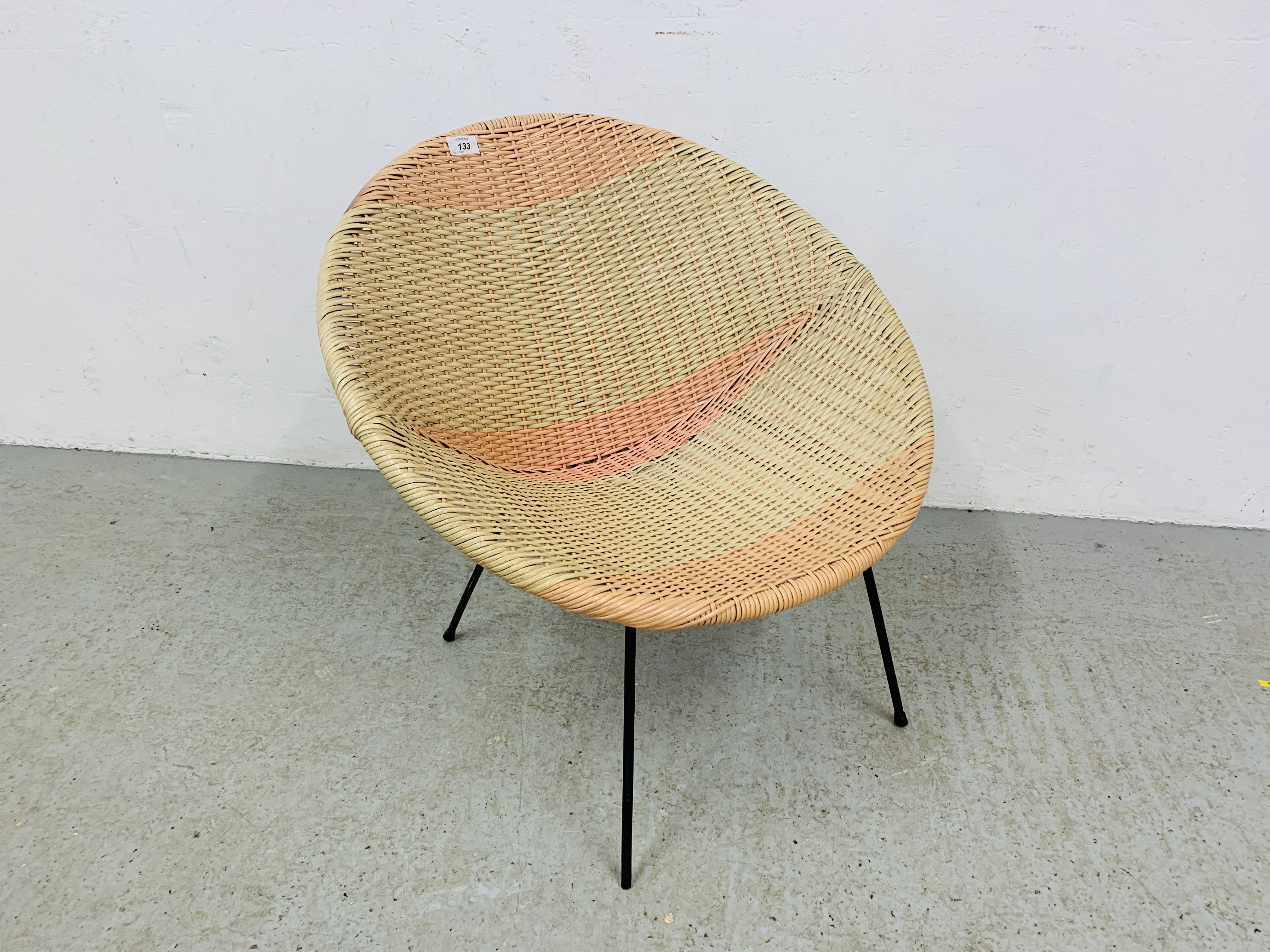 A RETRO 1960'S CIRCULAR CHAIR