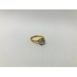 AN 18CT GOLD MOONSTONE SET LADIES RING