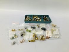 COLLECTION OF ASSORTED DESIGNER COSTUME EARRINGS TO INCLUDE SOME SILVER ETC