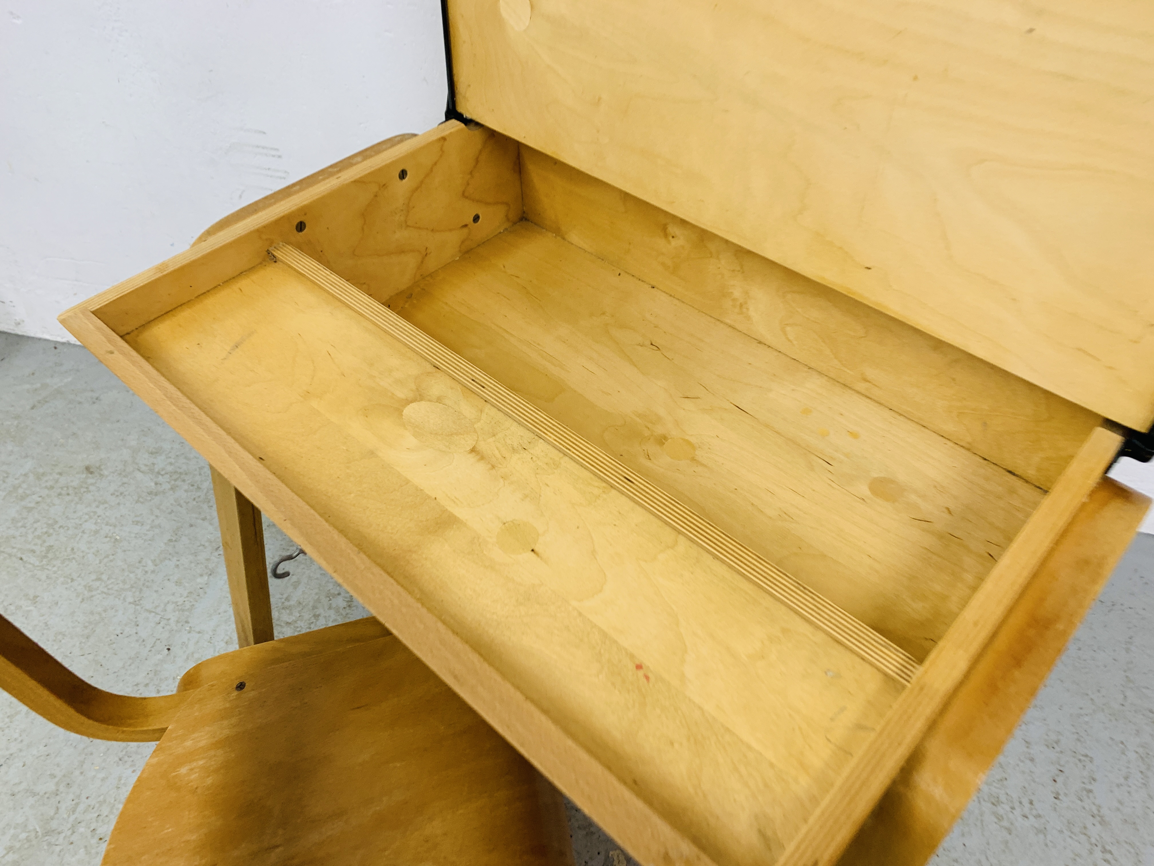 A SMALL CHILD'S DESK AND MATCHING CHAIR - Image 6 of 8