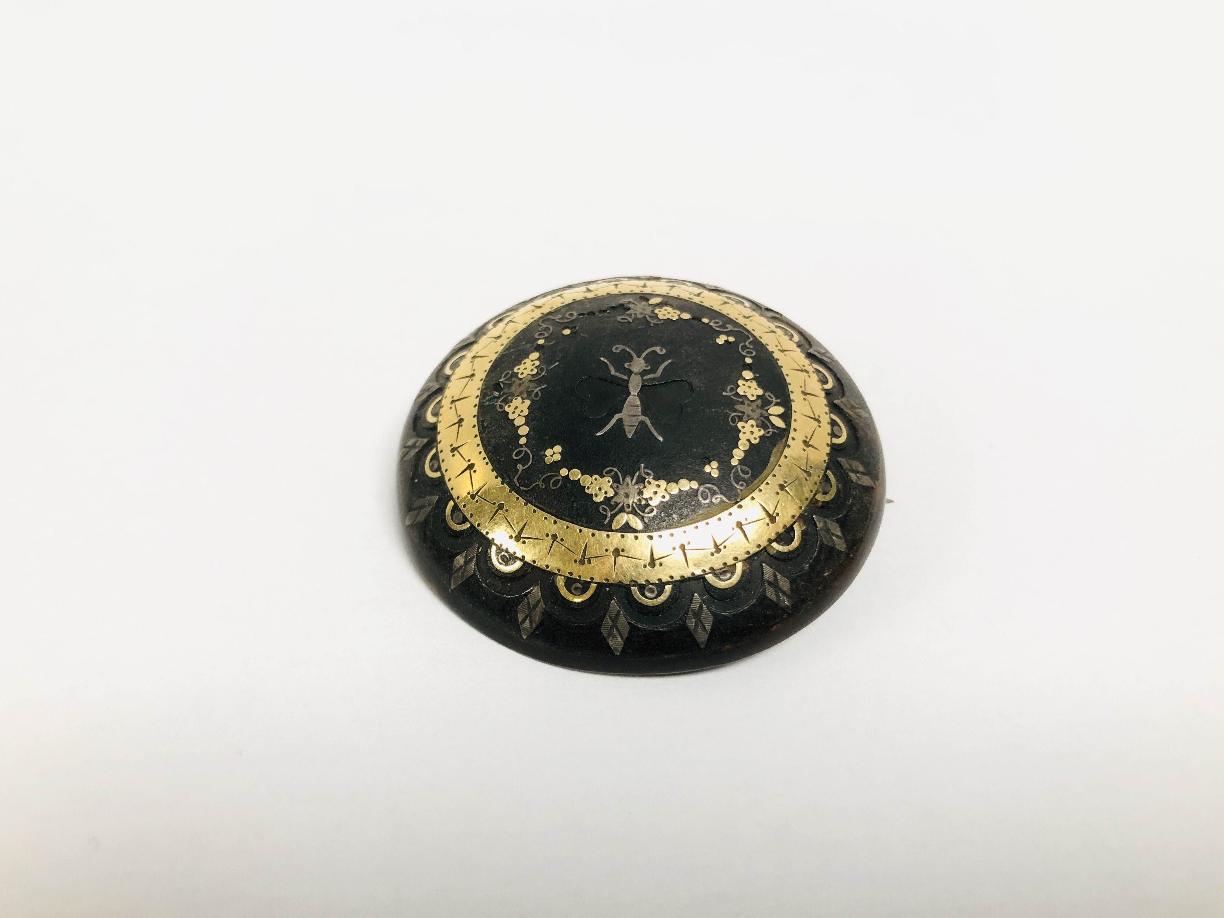 VICTORIAN TORTOISESHELL PIQUE BROOCH WITH YELLOW AND WHITE GOLD DESIGN OF SWAGS AND CENTRAL