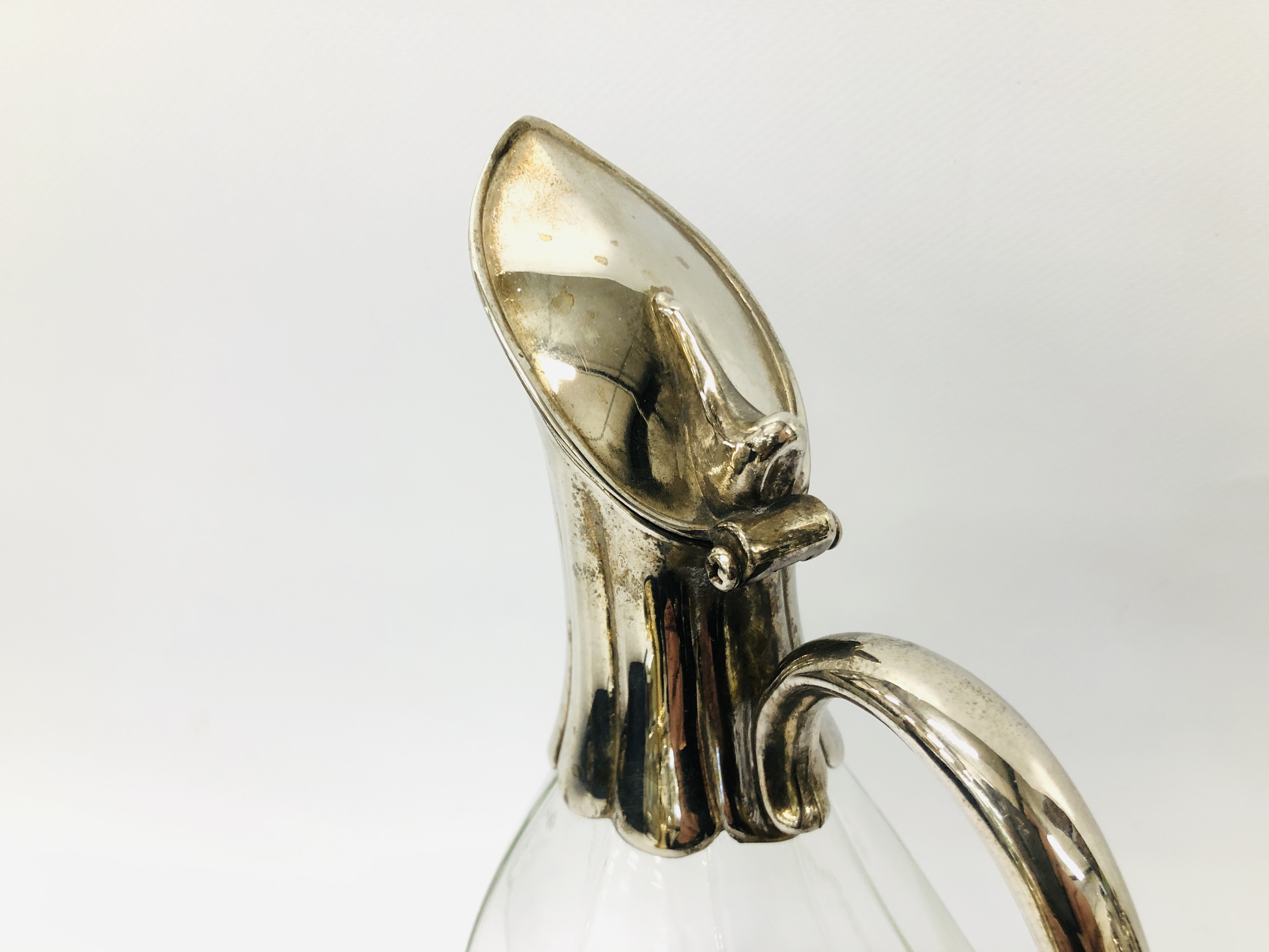 A SILVER PLATED DECANTER FASHIONED AS DUCK, A SILVER PLATED DECANTER FASHIONED AS DUCK, - Image 4 of 24