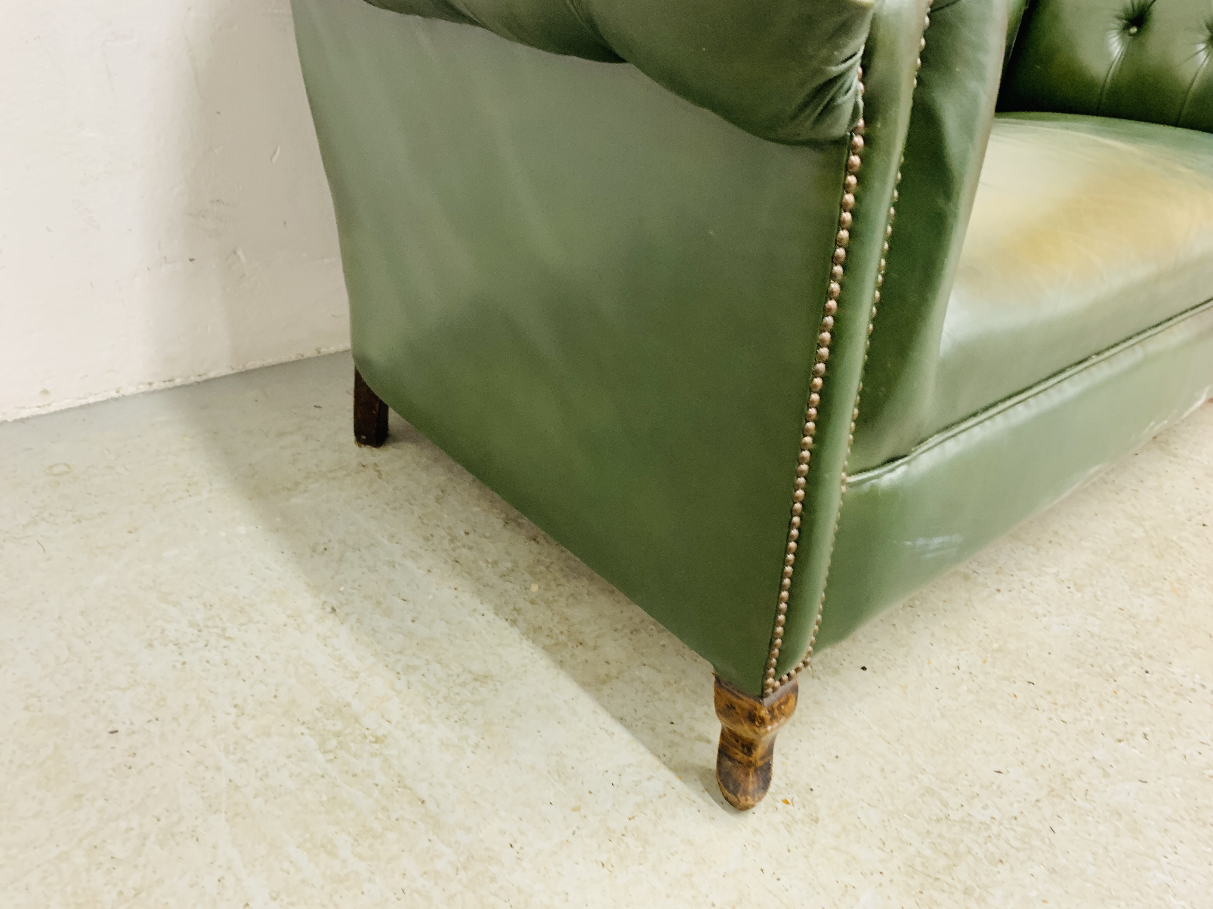 A GREEN LEATHER BUTTON BACK DROP END CHESTERFIELD STYLE SOFA WITH FOOT STOOL. - Image 9 of 13