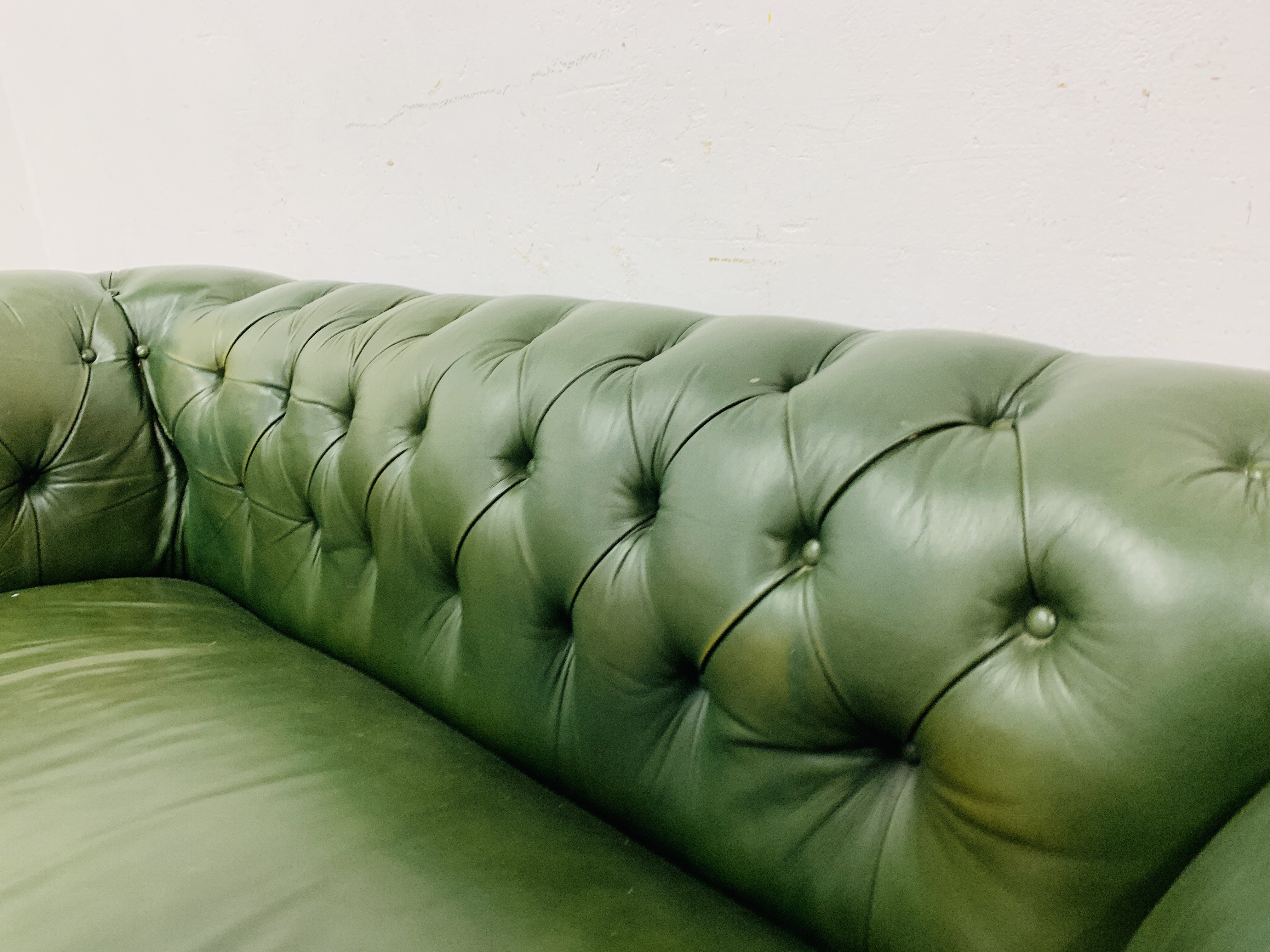 A GREEN LEATHER BUTTON BACK DROP END CHESTERFIELD STYLE SOFA WITH FOOT STOOL. - Image 6 of 13