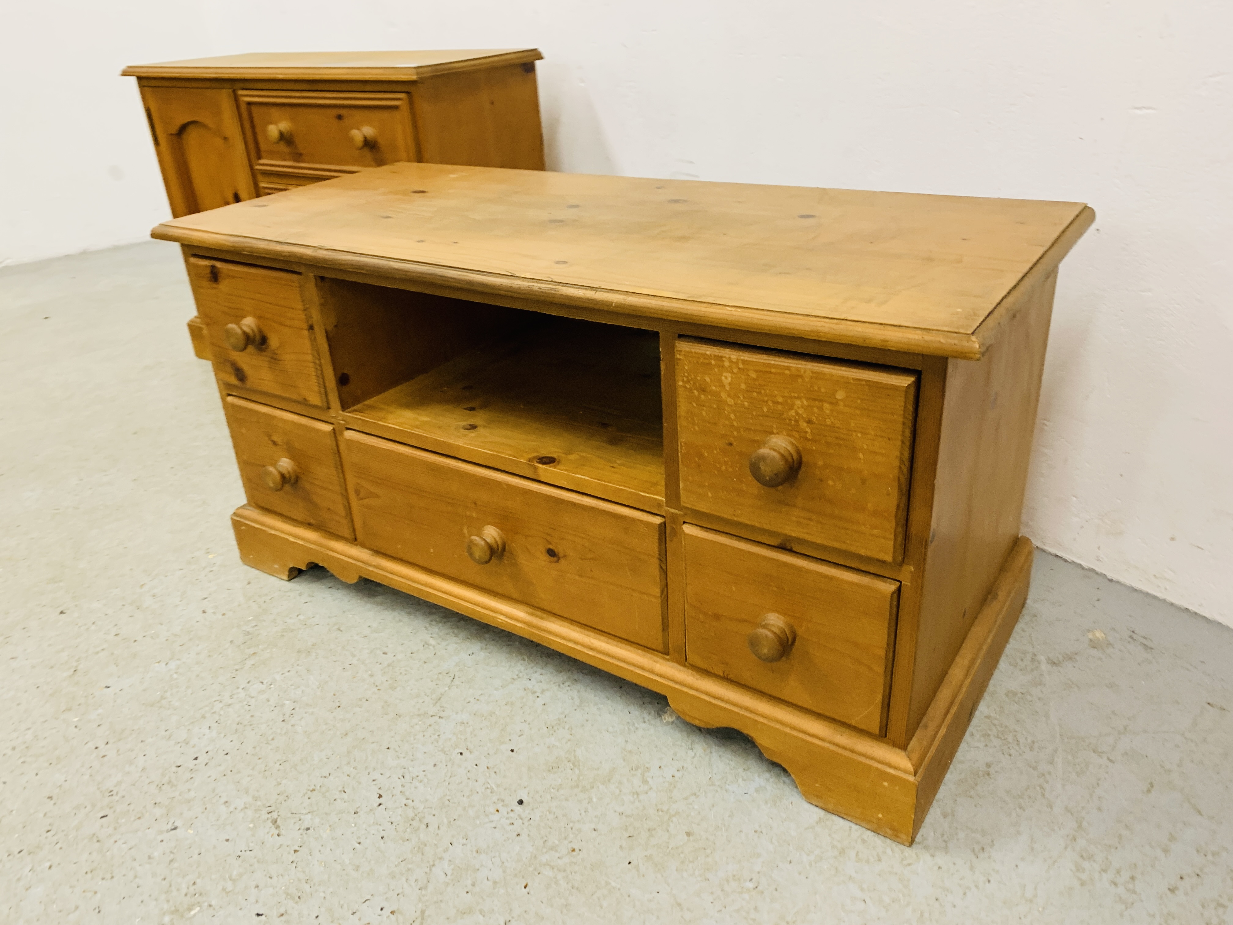 A LOW LEVEL HONEY PINE FIVE DRAWER ENTERTAINMENT STAND - W 98CM. D 42CM. H 49CM. - Image 3 of 7