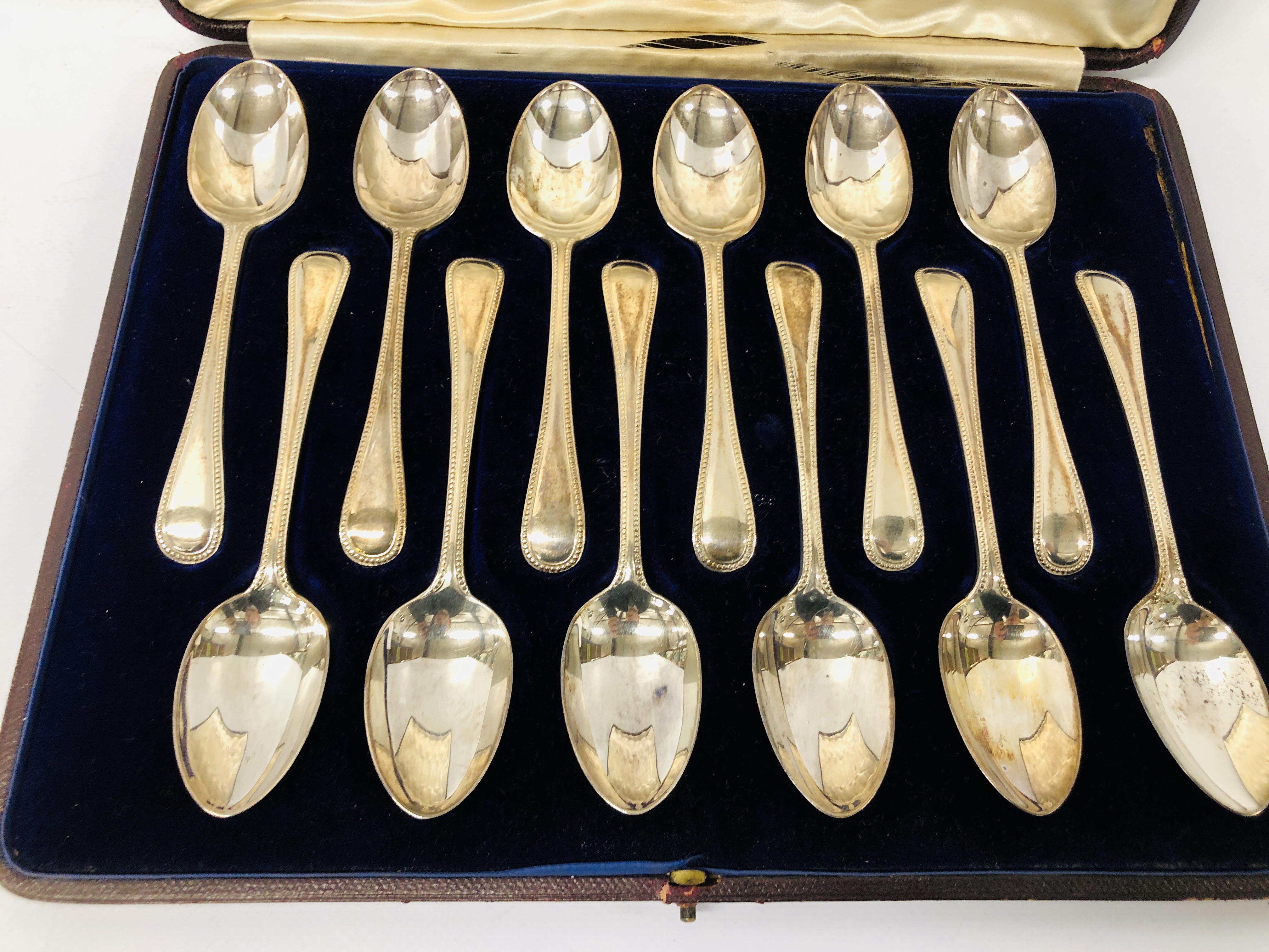 CASED SET OF 12 SILVER DESSERT SPOONS JACKSON AND FULLERTON LONDON 1965 (approx 400gm) - Image 5 of 6