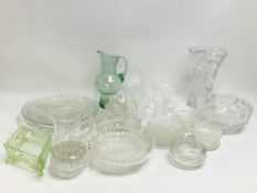 COLLECTION OF ASSORTED GLASSWARE TO INCLUDE CUT GLASS VASE,