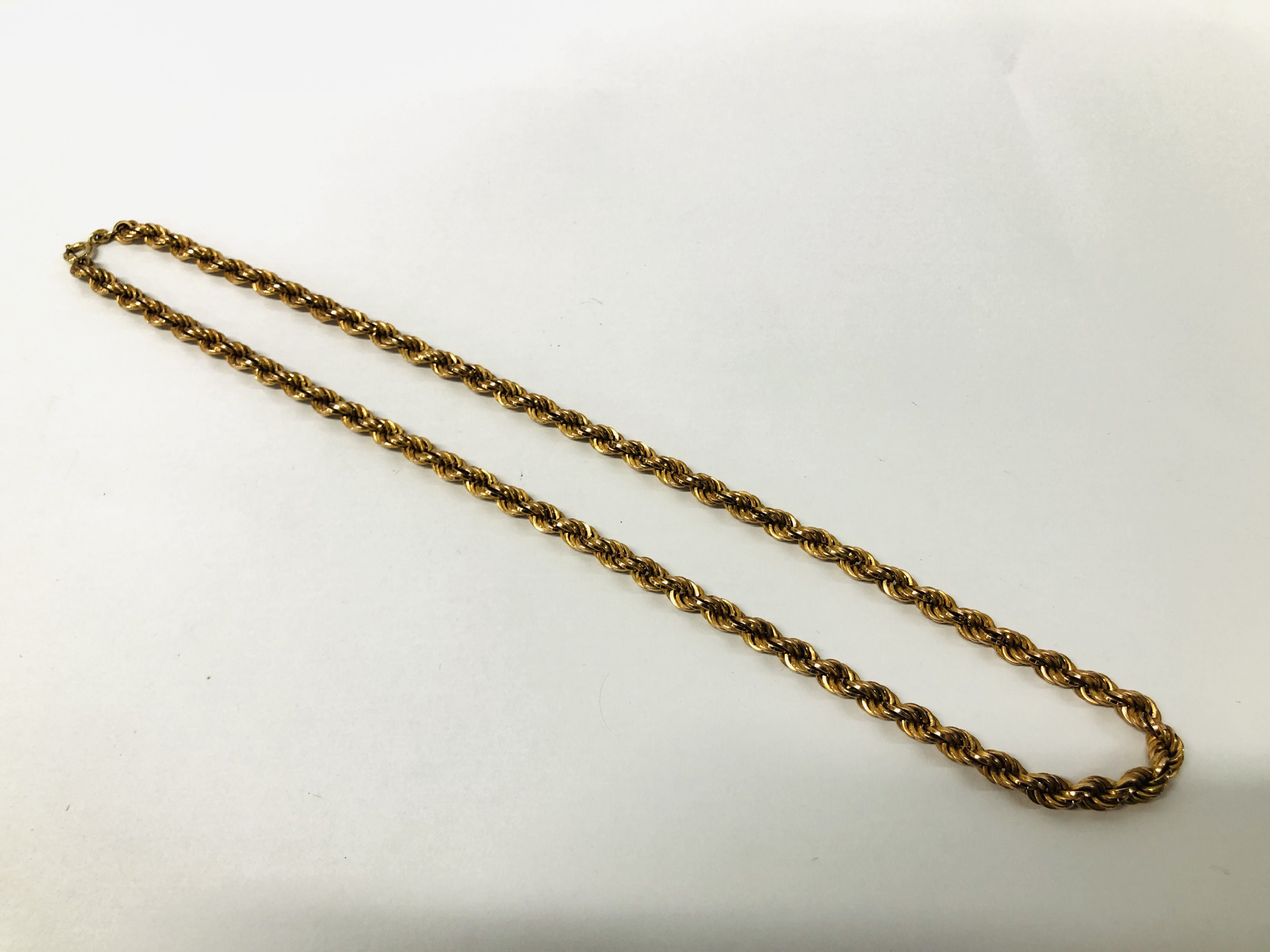 A 9CT GOLD ROPE NECKLACE - LENGTH 60CM