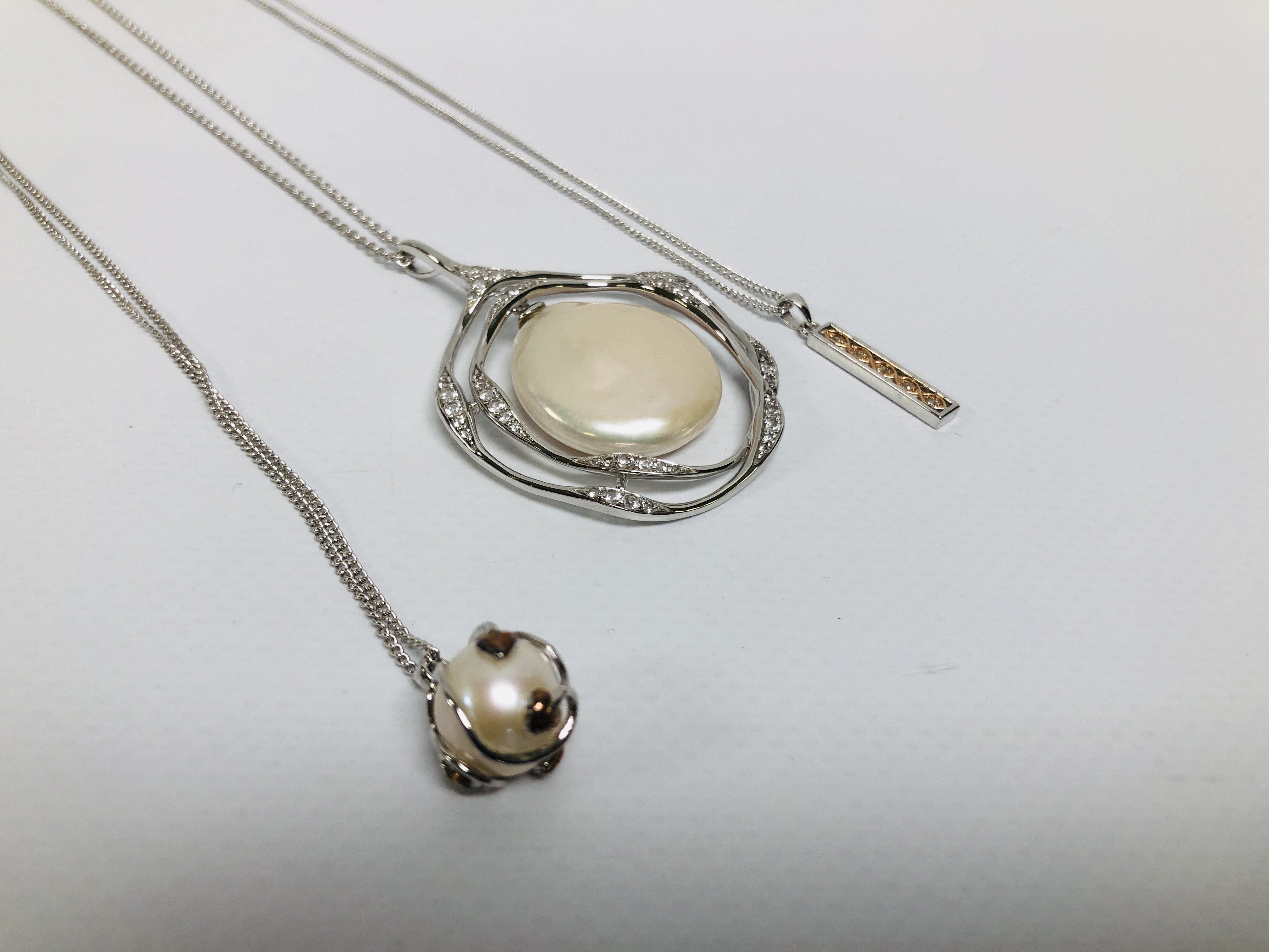 4 X SILVER DESIGNER PENDANT NECKLACES TWO OF WHICH ARE MARKED "CLOGAU" + PAIR OF MULTI PEARL DROP - Image 4 of 7