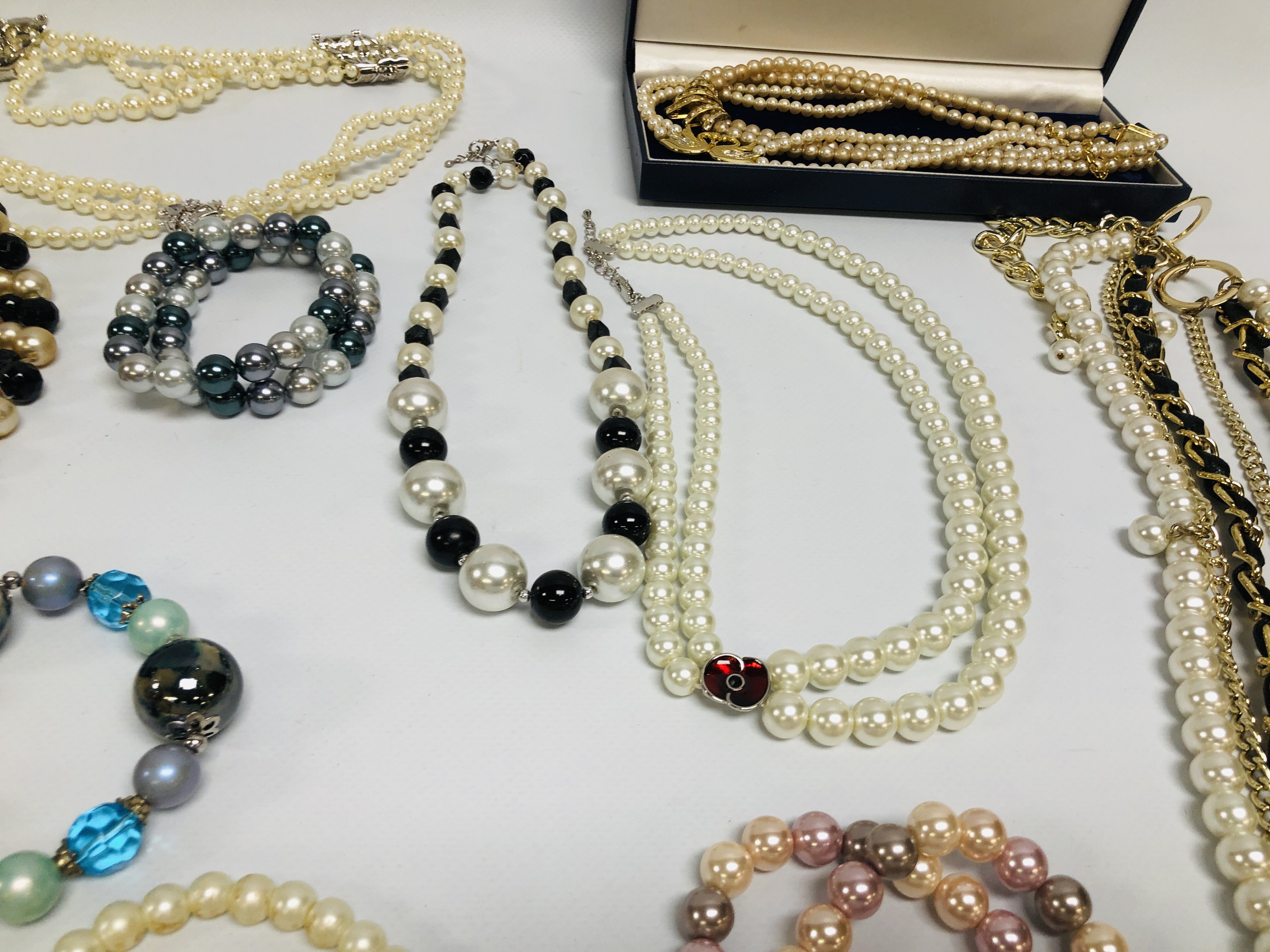 TRAY OF ASSORTED MODERN BEADED NECKLACES AND BRACELETS TO INCLUDE SIMULATED PEARLS ETC - Image 5 of 8