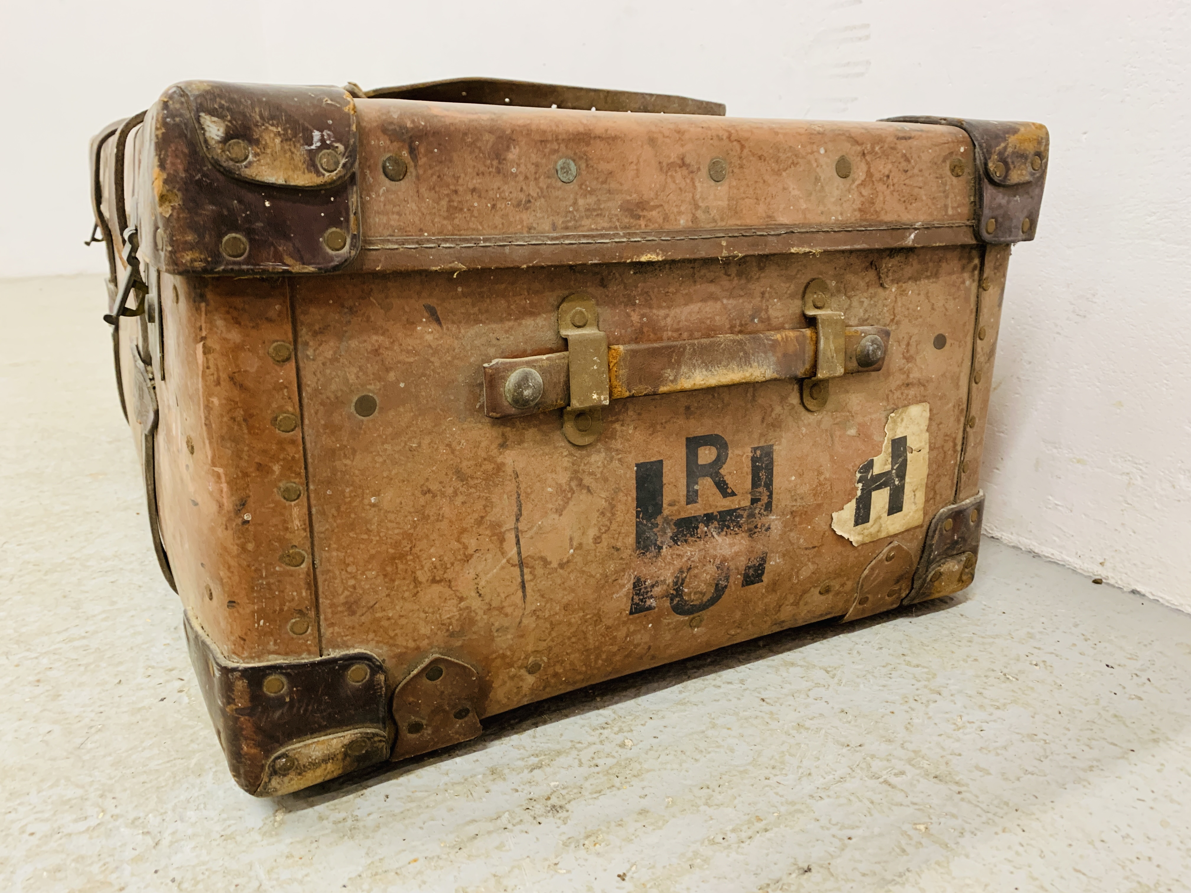 VINTAGE CAVE & SONS "OSILITE" LEATHER BOUND TRAVEL TRUNK - W 87CM, D 51CM, - Image 3 of 10