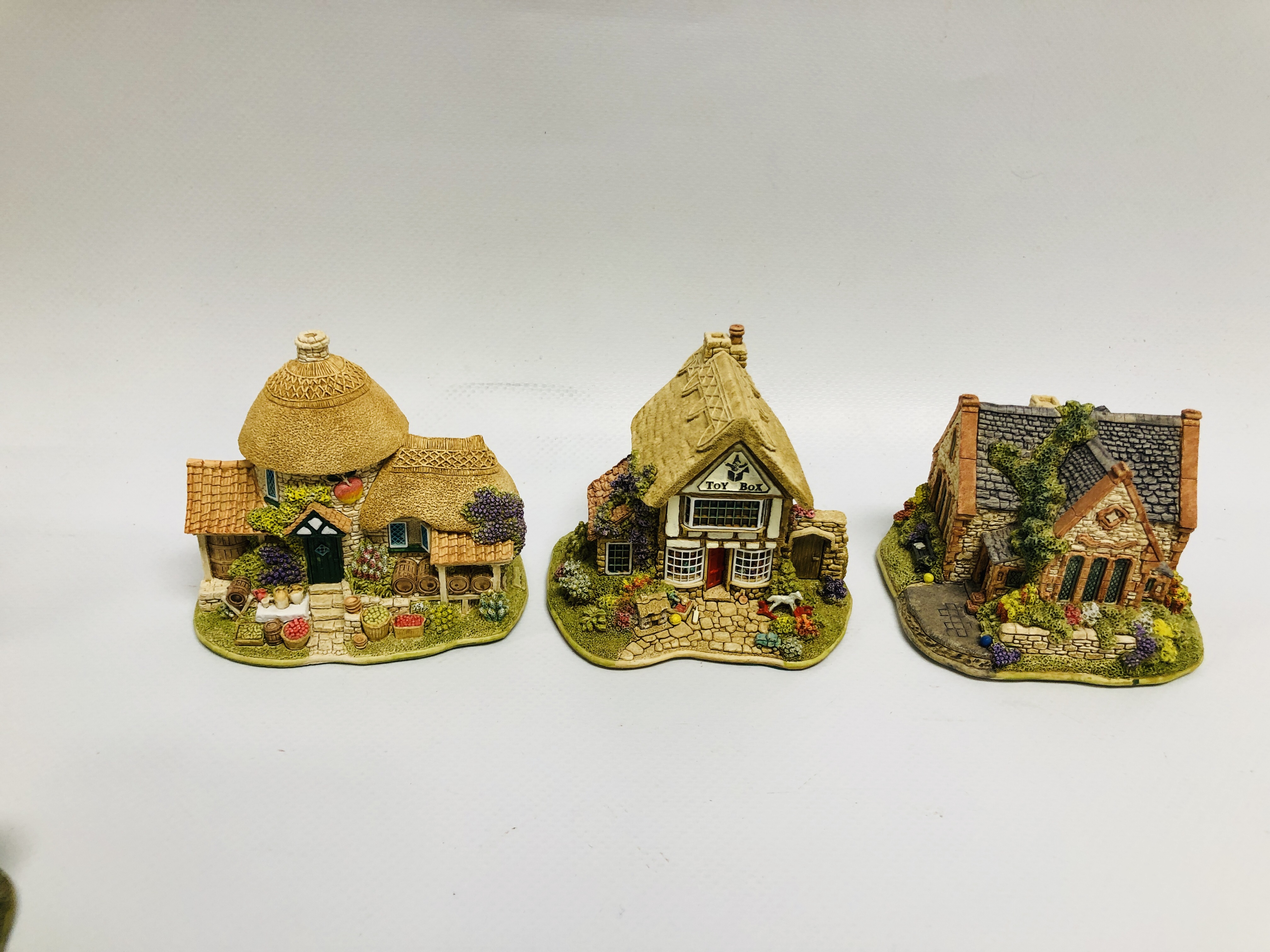 12 X LILLIPUT LANE COTTAGES TO INCLUDE LITTLE BEE, PIPIT TOLL, NUTKIN COTTAGES, THE TOY BOX, - Image 2 of 5