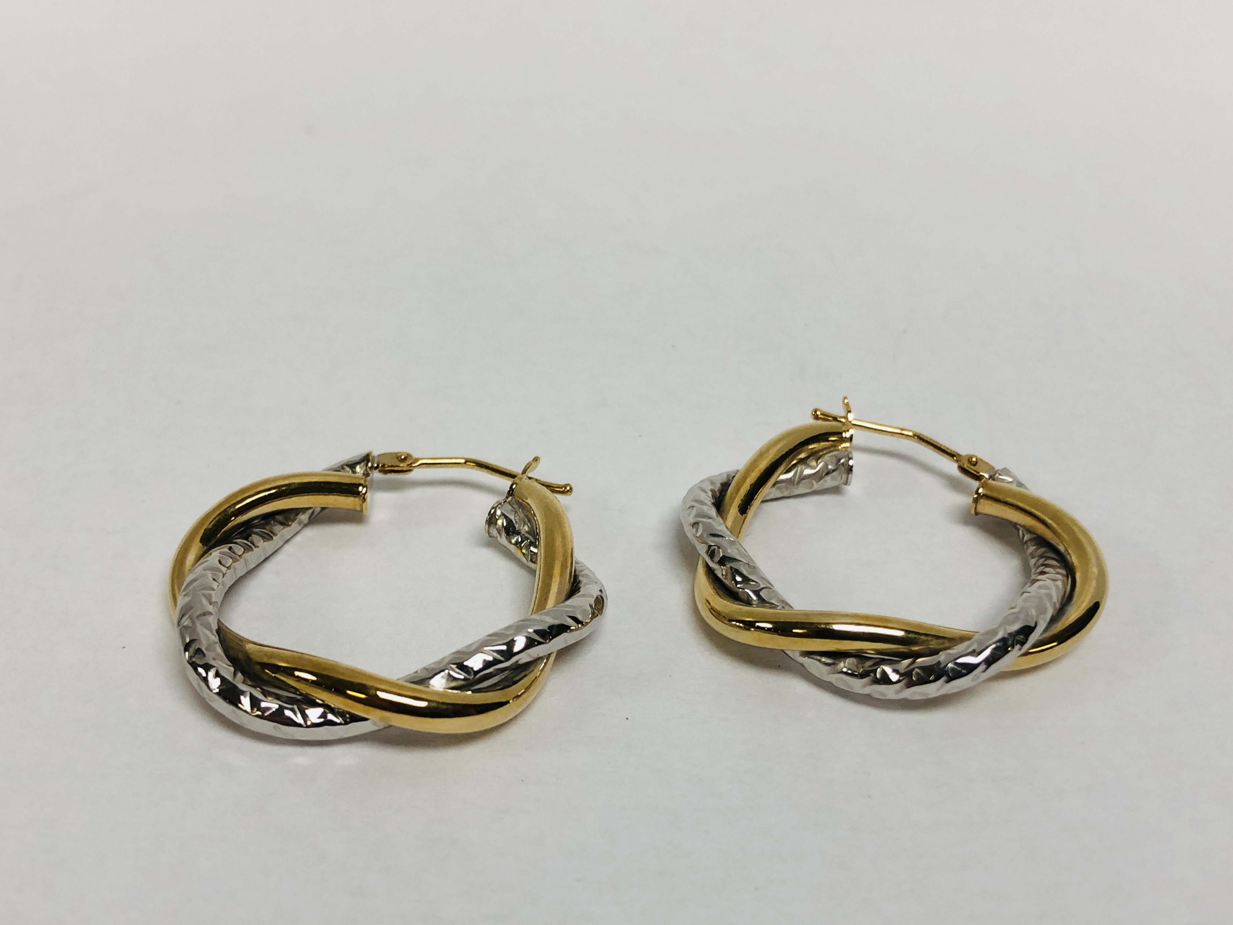 PAIR OF 9CT GOLD HOOP TWIST EARRINGS - Image 4 of 6