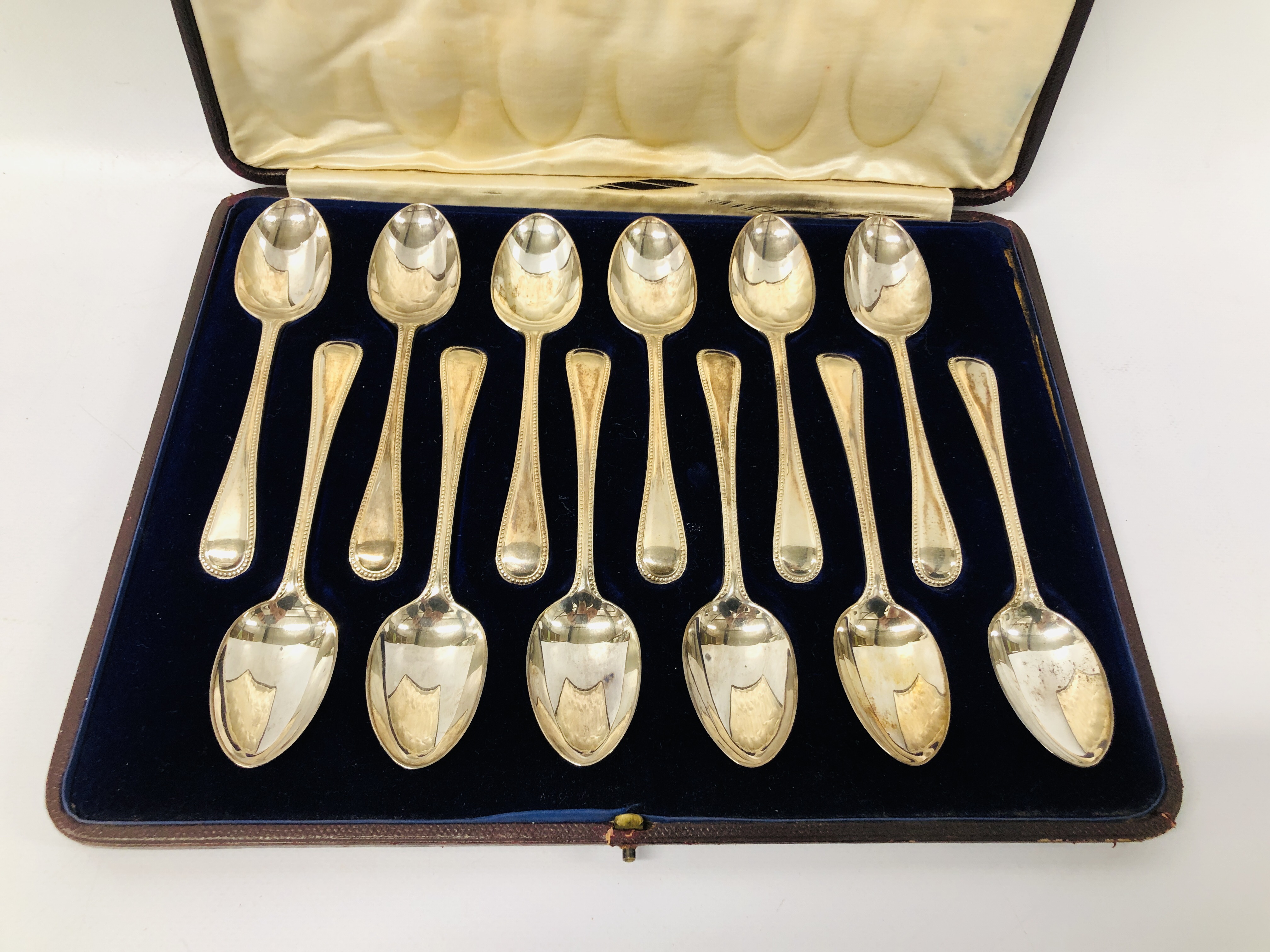 CASED SET OF 12 SILVER DESSERT SPOONS JACKSON AND FULLERTON LONDON 1965 (approx 400gm) - Image 2 of 6