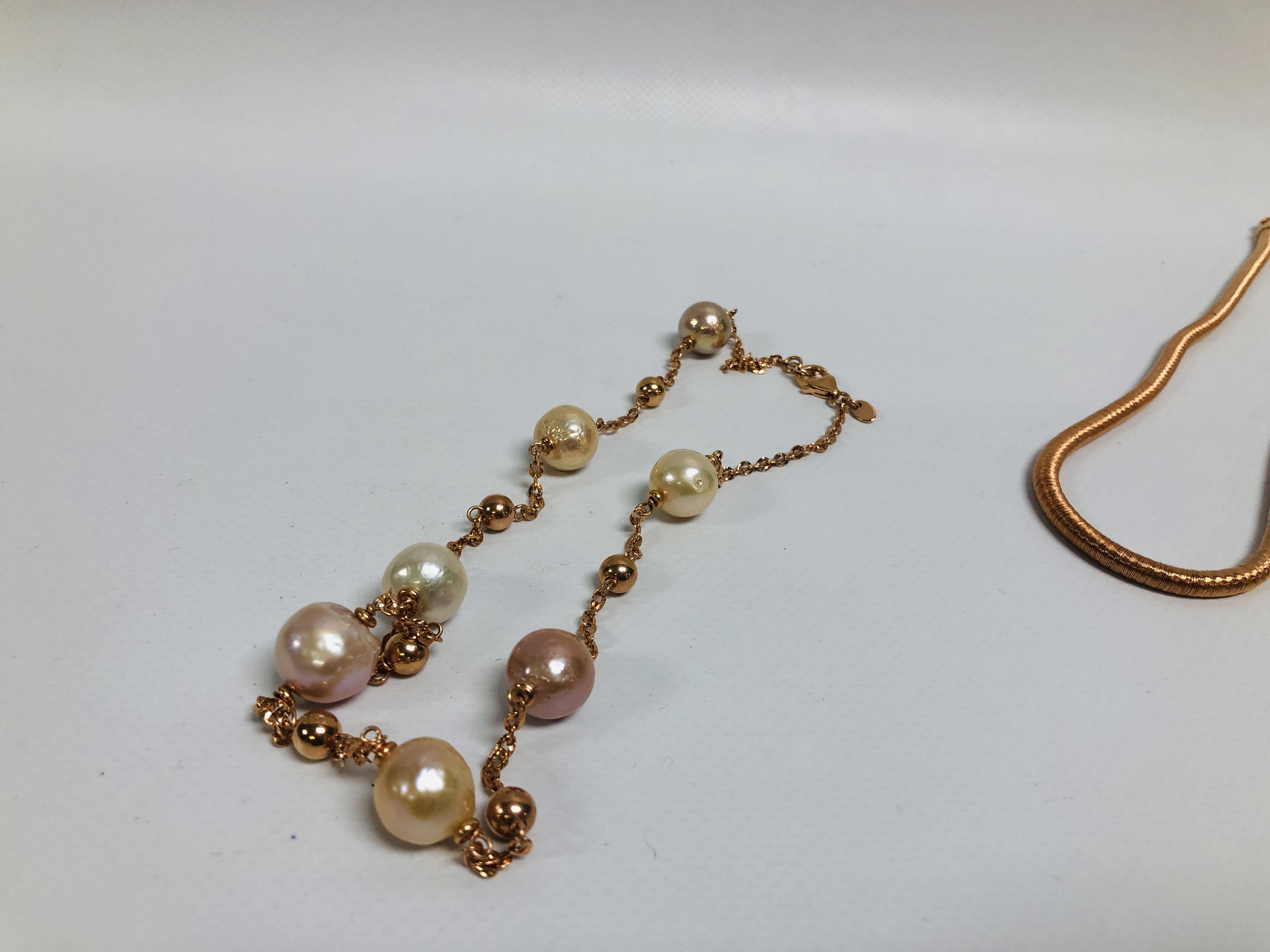 BAG OF ASSORTED BRONZE ITALIAN STYLE JEWELLERY WITH A ROSE GOLD FINISH, - Image 8 of 9