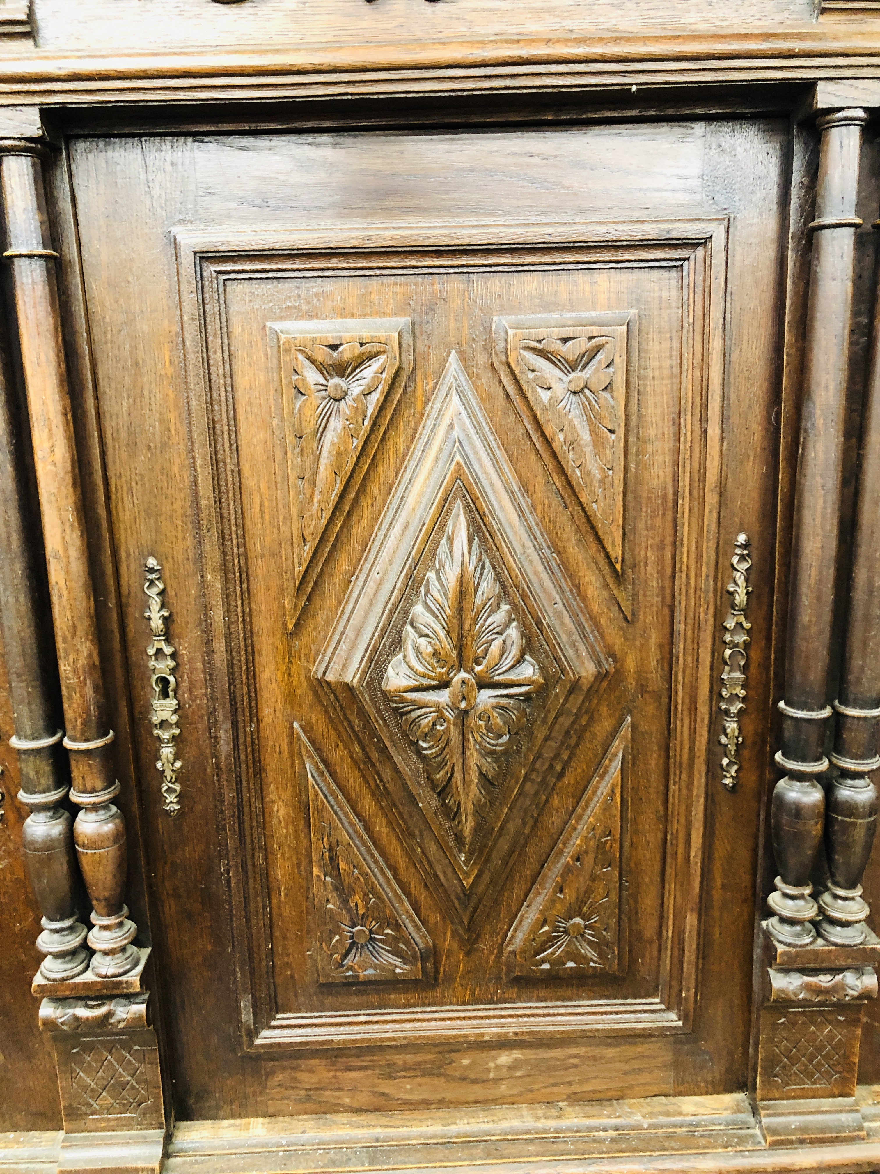 A FRENCH OAK DRESSER, THE UPPER SECTION HAVING THREE PANELLED DOORS, - Image 5 of 30