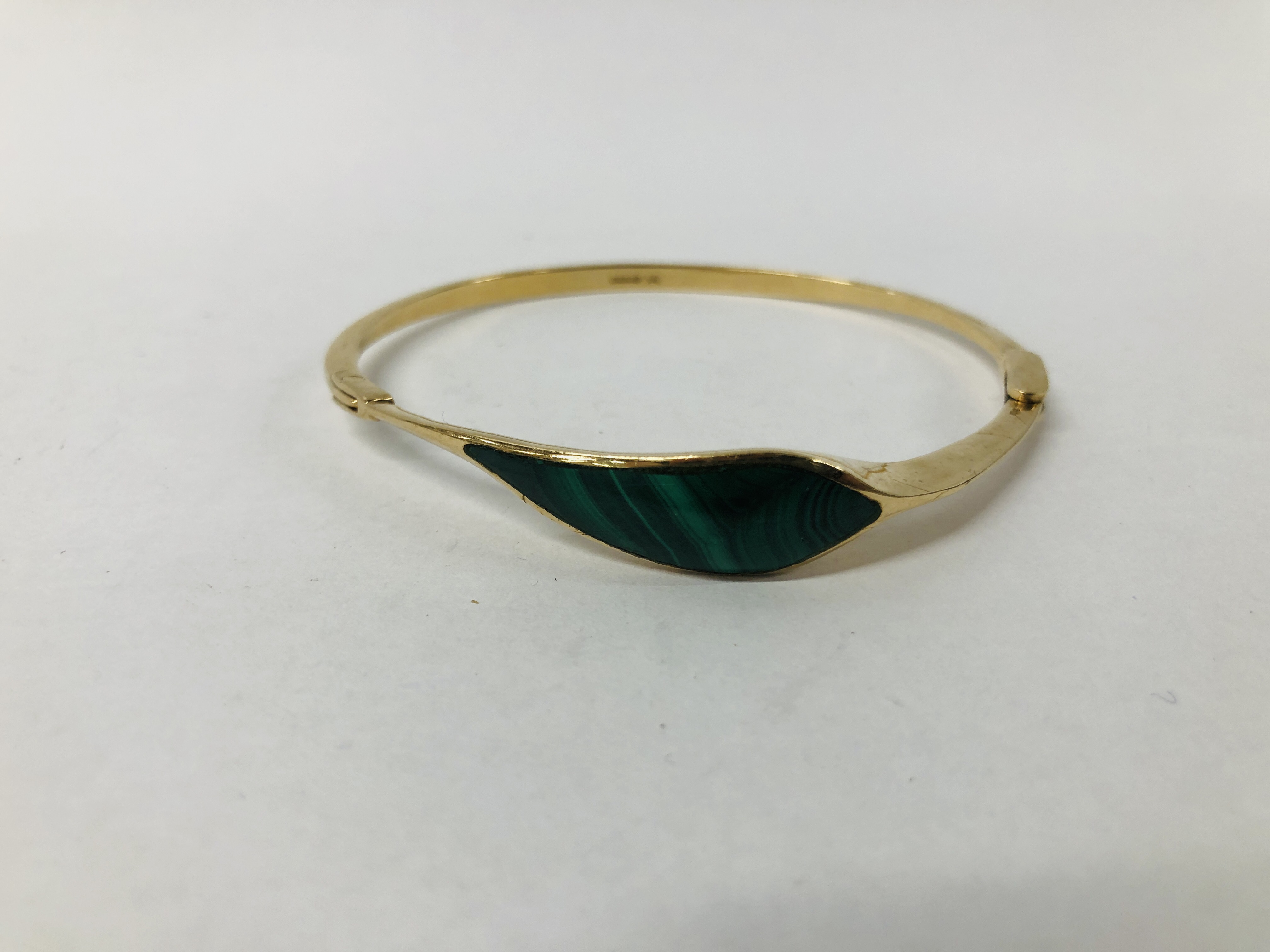 A 9CT GOLD BANGLE SET WITH POLISHED MALACHITE DETAIL - Image 3 of 9