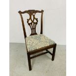 A GEORGE III MAHOGANY DINING CHAIR WITH PIERCED SPLAT