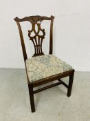 A GEORGE III MAHOGANY DINING CHAIR WITH PIERCED SPLAT