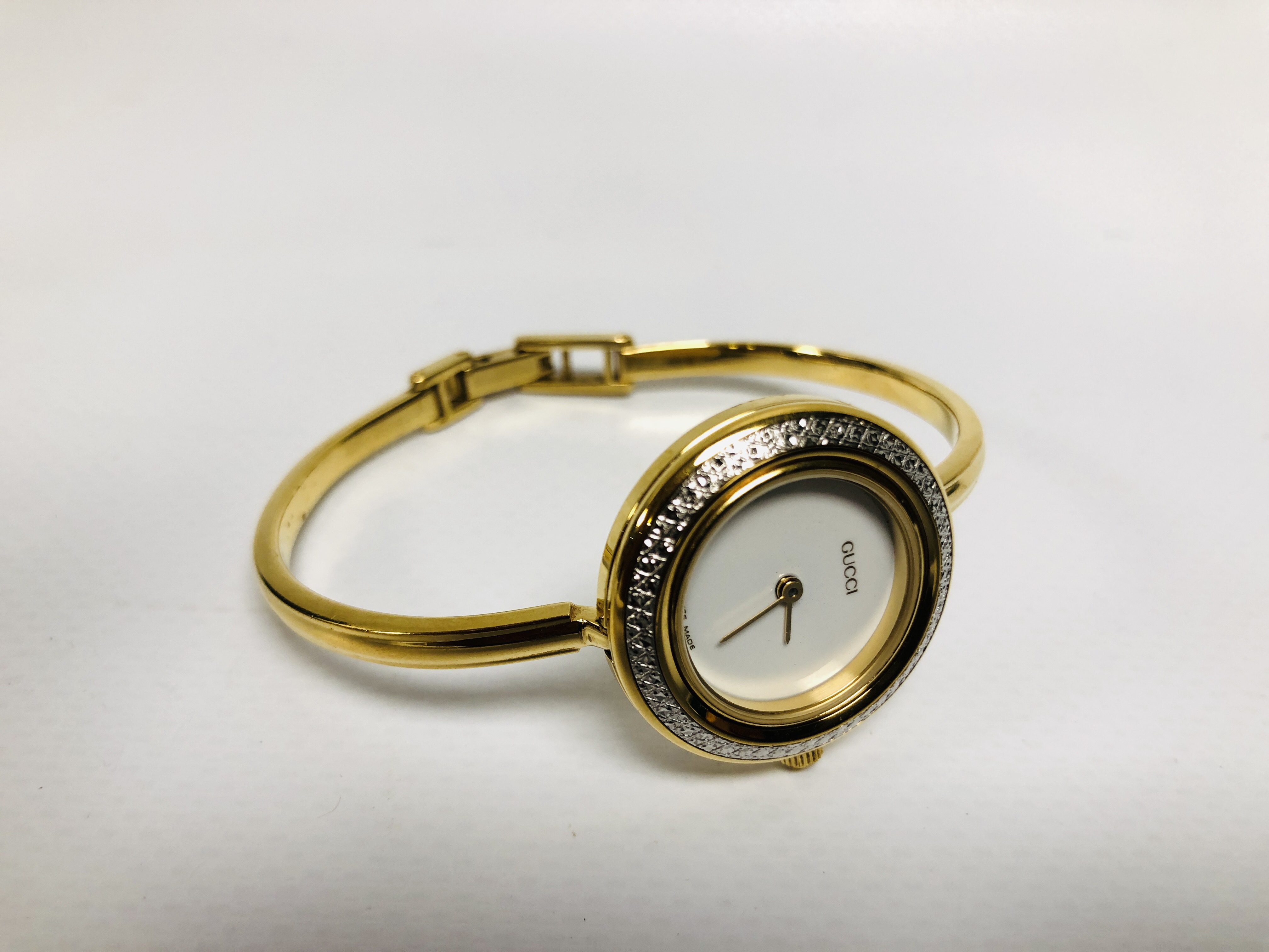 LADIES GUCCI BRACELET WATCH QUARTZ MOVEMENT COMPLETE WITH ORIGINAL BOX AND 13 INTERCHANGEABLE - Image 3 of 10