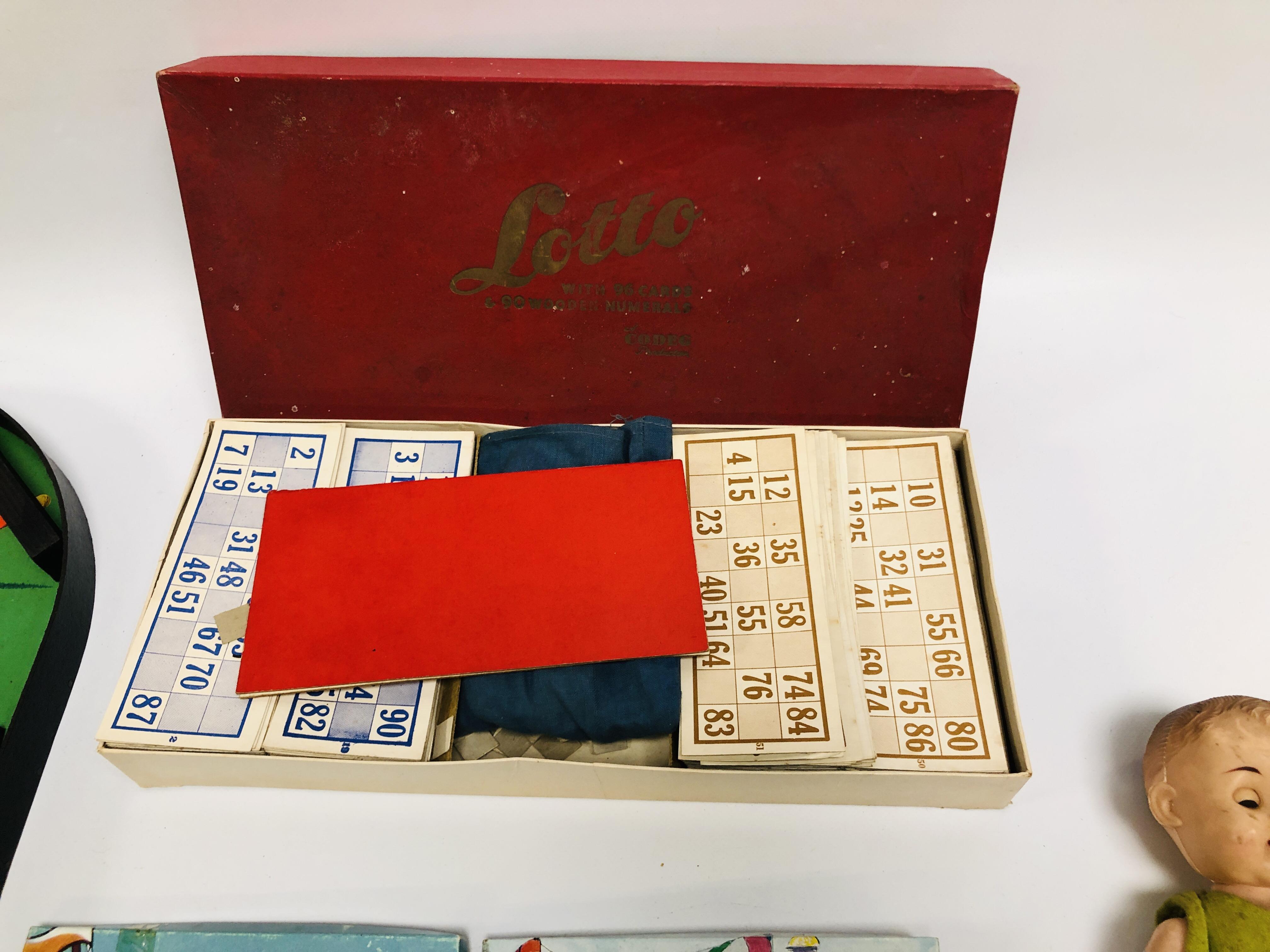 BOX OF ASSORTED BOXED VINTAGE CHRISTMAS CRACKERS AND DECORATIONS + BOX OF VINTAGE GAMES TO INCLUDE - Image 15 of 15