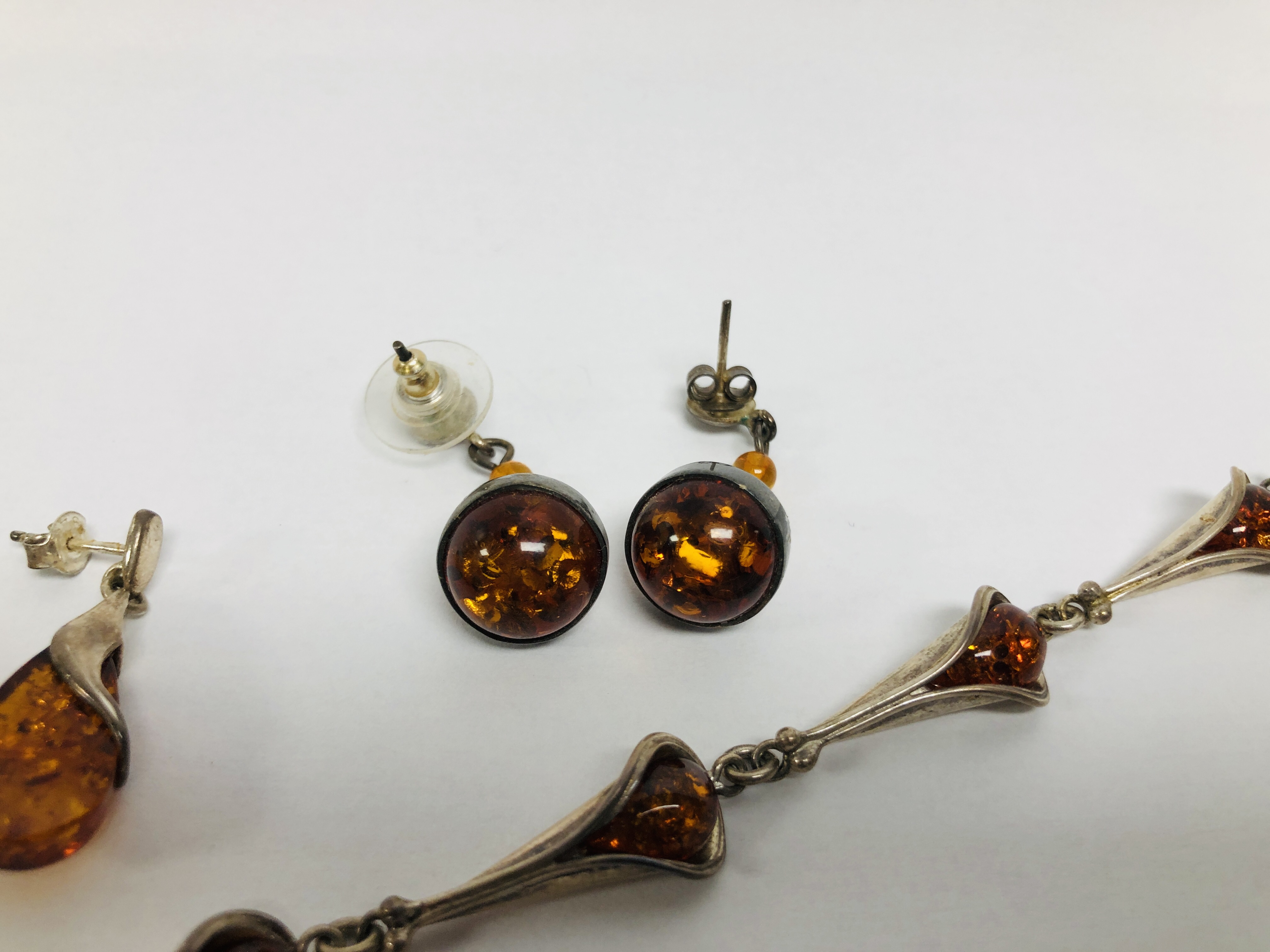 COLLECTION OF DESIGNER WHITE METAL AND SILVER AMBER SET JEWELLERY TO INCLUDE 2 X BRACELETS AND 2 X - Image 7 of 10