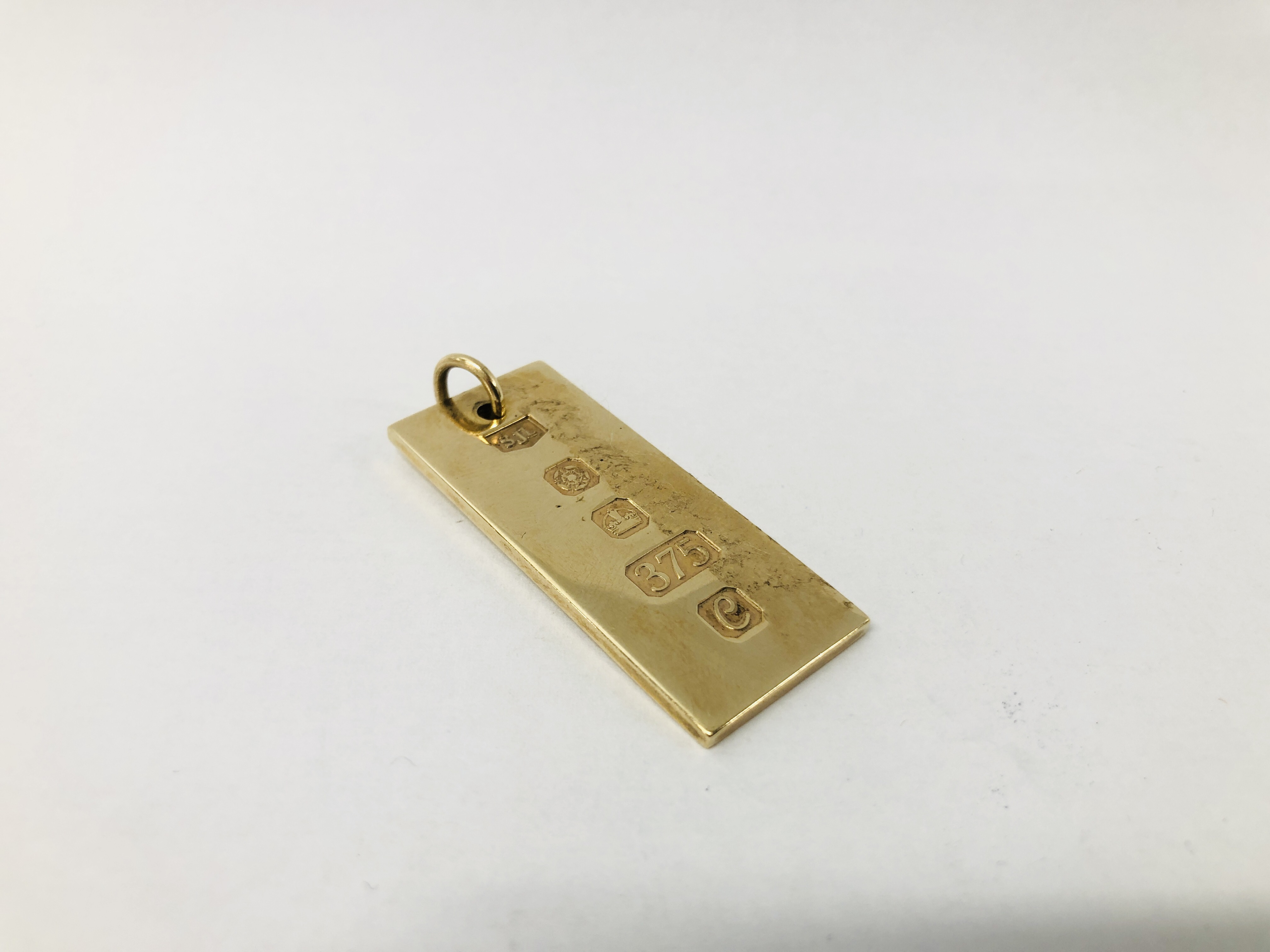 A 9CT GOLD PENDANT INGOT (WEIGHT 15.