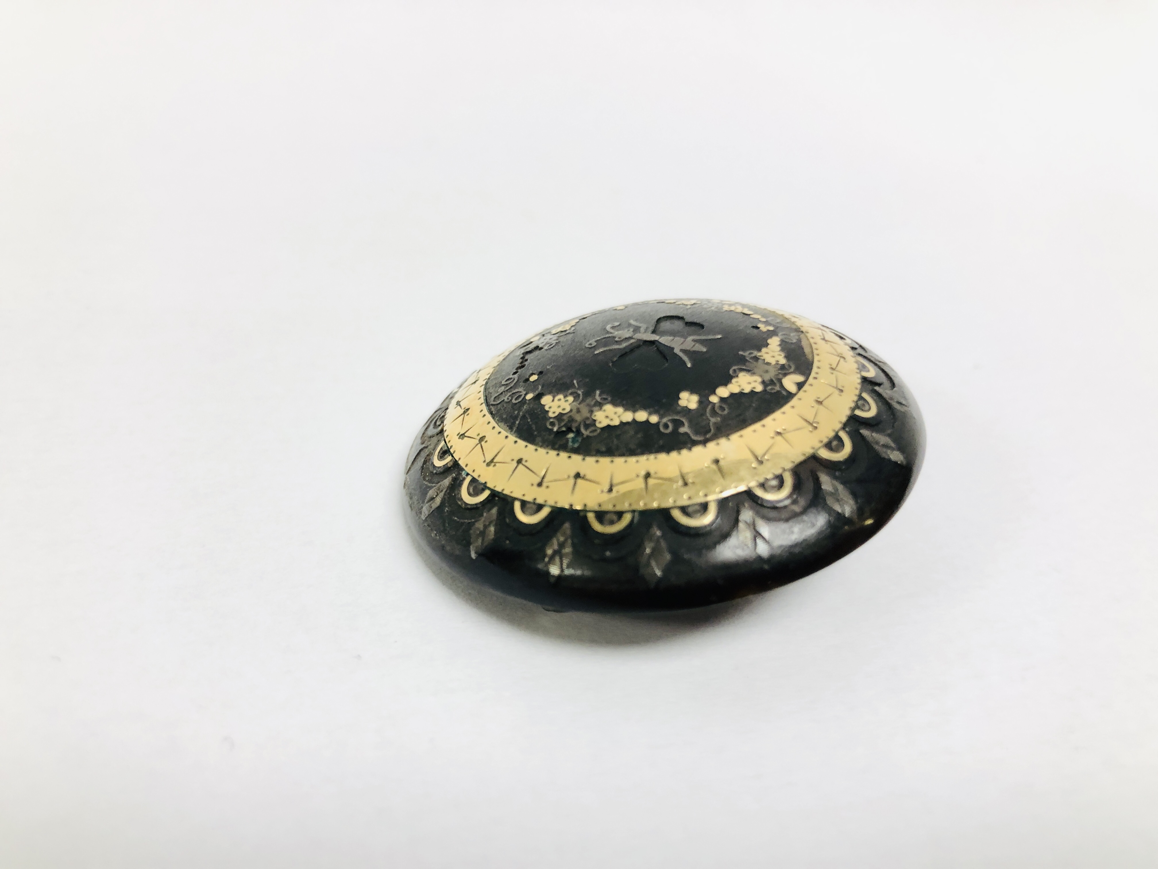 VICTORIAN TORTOISESHELL PIQUE BROOCH WITH YELLOW AND WHITE GOLD DESIGN OF SWAGS AND CENTRAL - Image 4 of 6