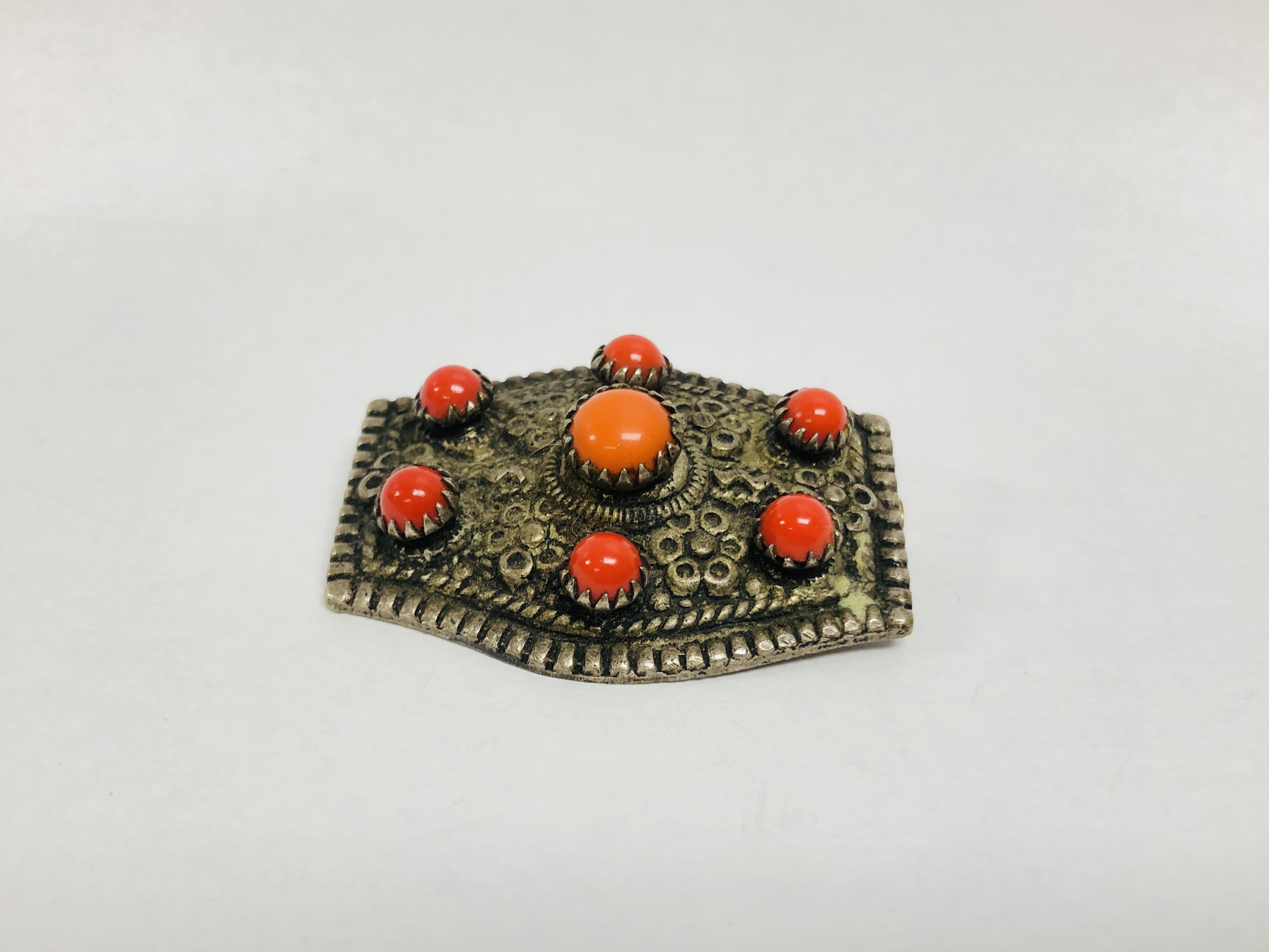 5 X WHITE METAL SCOTTISH CELTIC DESIGN BROOCHES SET WITH AGATE AND VARIOUS HARD STONES - Image 10 of 20