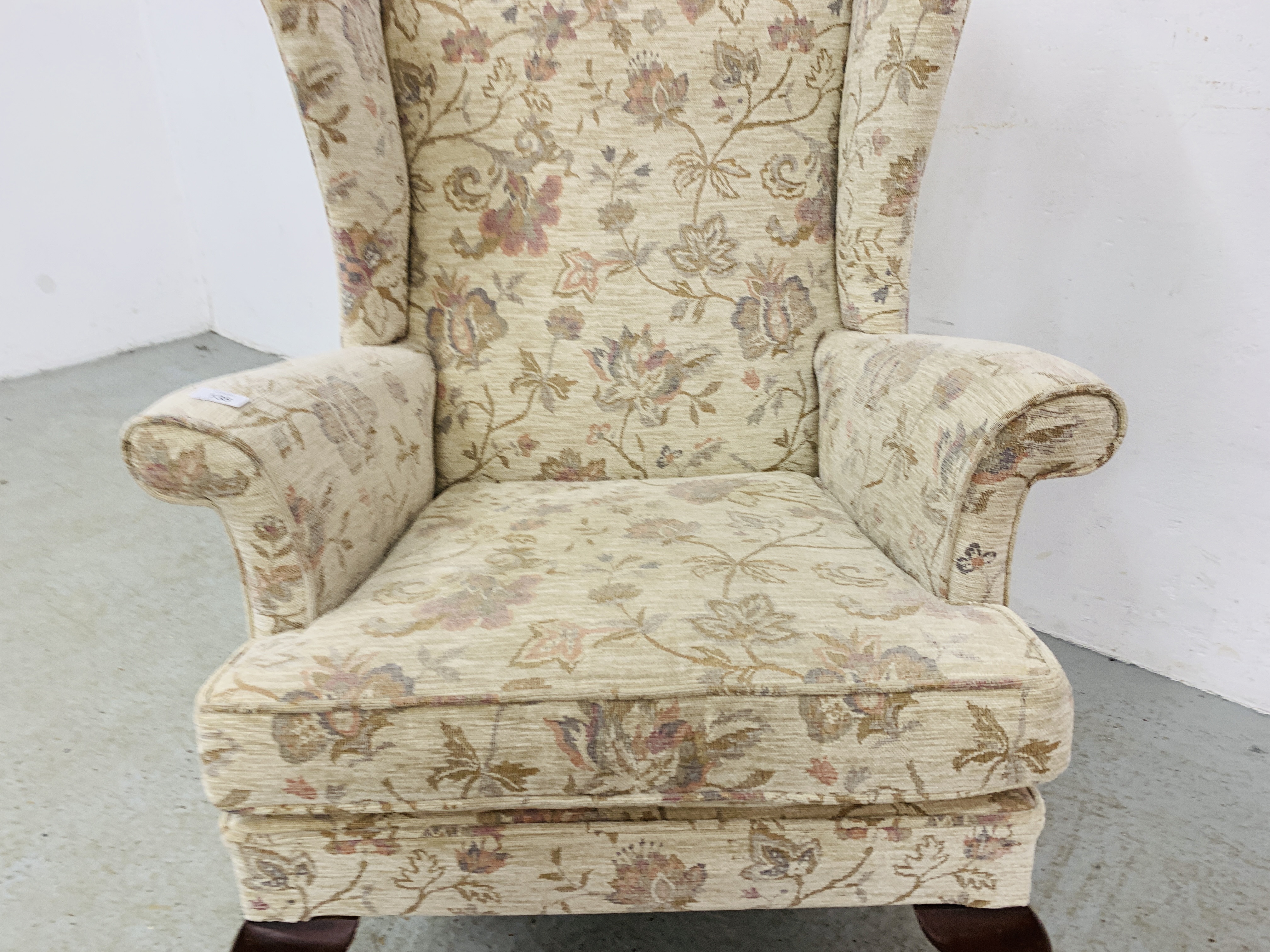 A MODERN PARKER KNOLL FIRESIDE CHAIR - MODEL PK 720 MK3 (CREAM PINK UPHOLSTERY) - Image 5 of 7