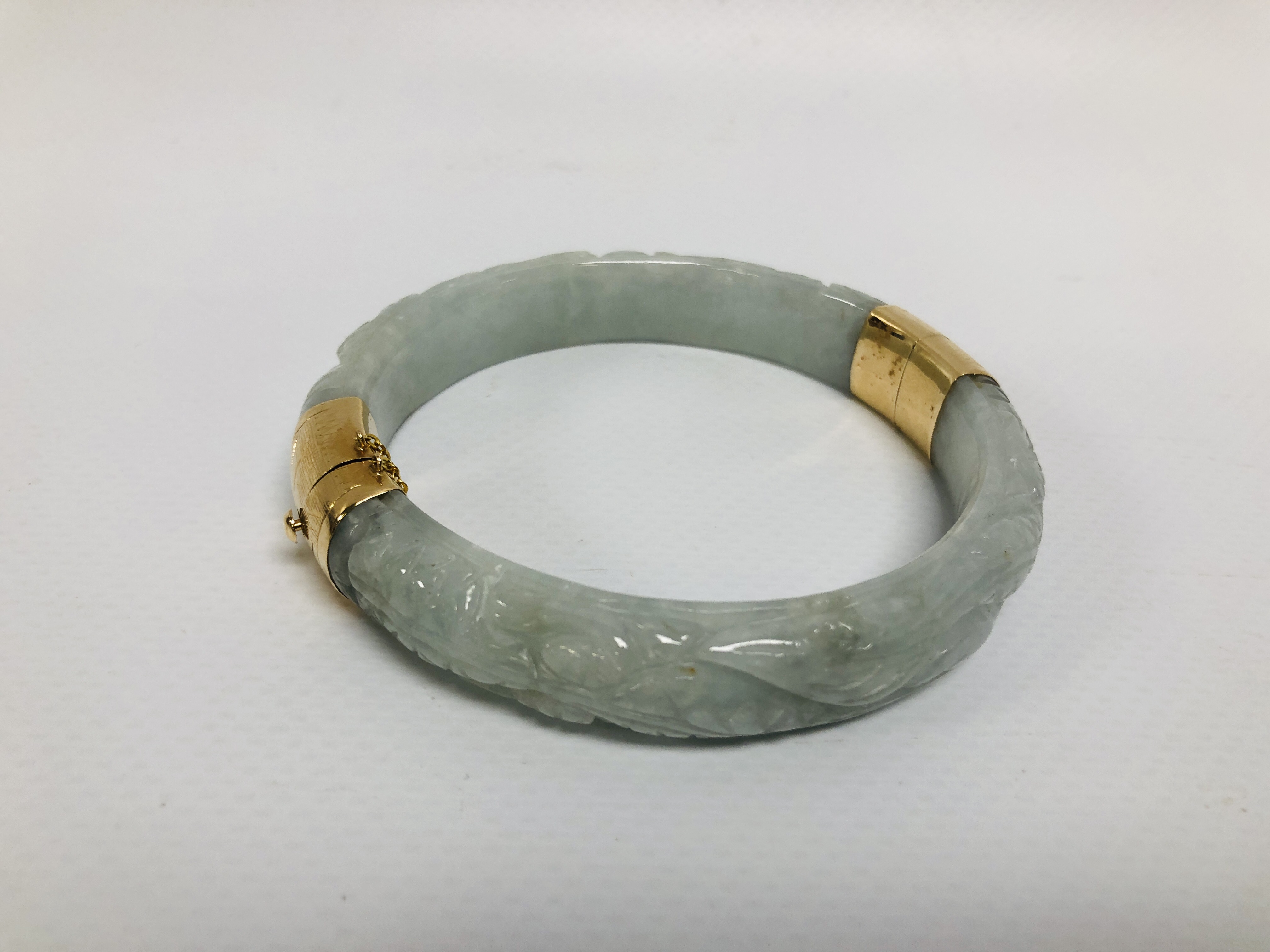 JADE NECKLACE THE LINKS AND CLASP 14CT GOLD ALONG WITH A JADE HINGED BANGLE THE CLASP AND HINGE - Image 5 of 7