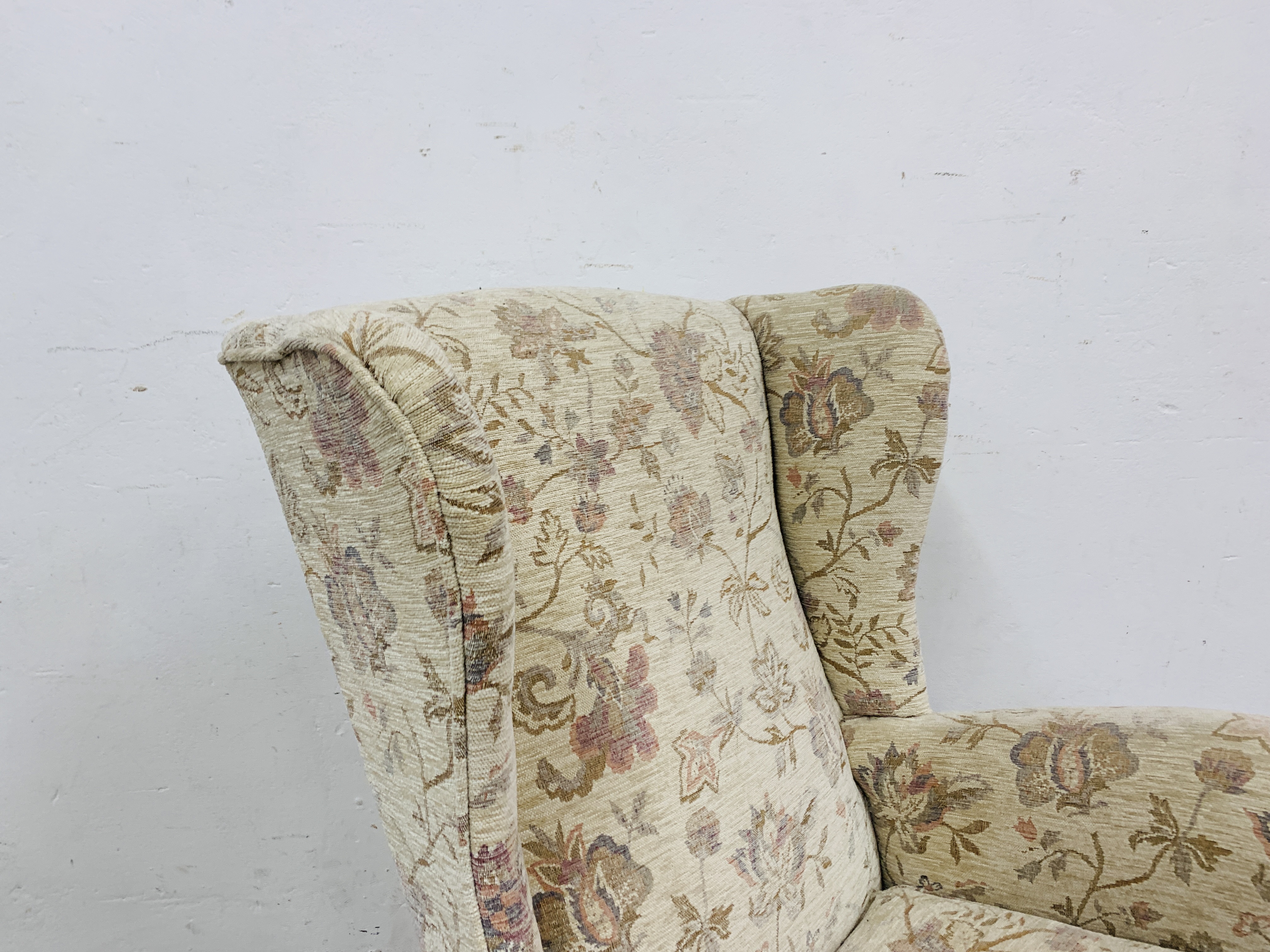 A MODERN PARKER KNOLL FIRESIDE CHAIR - MODEL PK 720 MK3 (CREAM PINK UPHOLSTERY) - Image 2 of 7